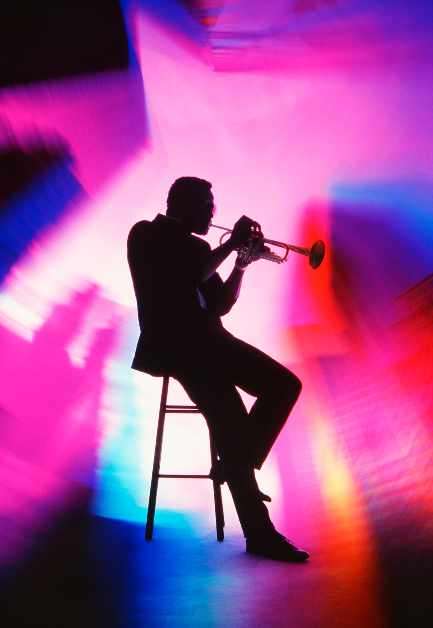 Mitchell Funk Portrait Photograph – Trumpet-Spieler: stimmungsvolles Regenbogen der Farben