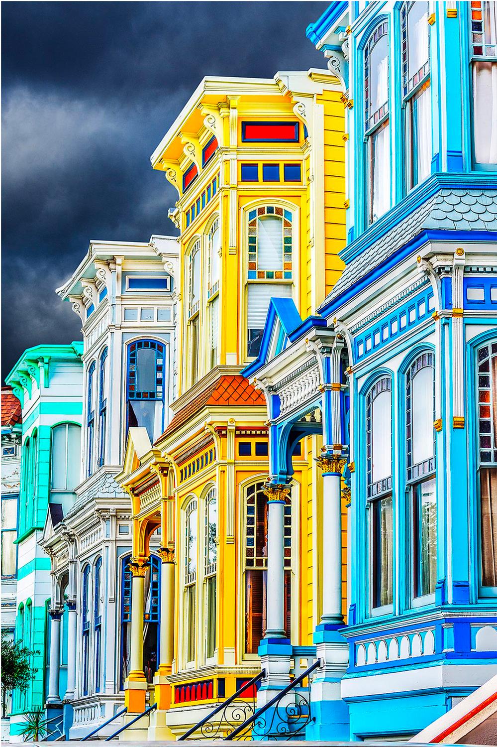 Türkisfarbene und gelbe viktorianische Häuser im Mission District San Francisco 