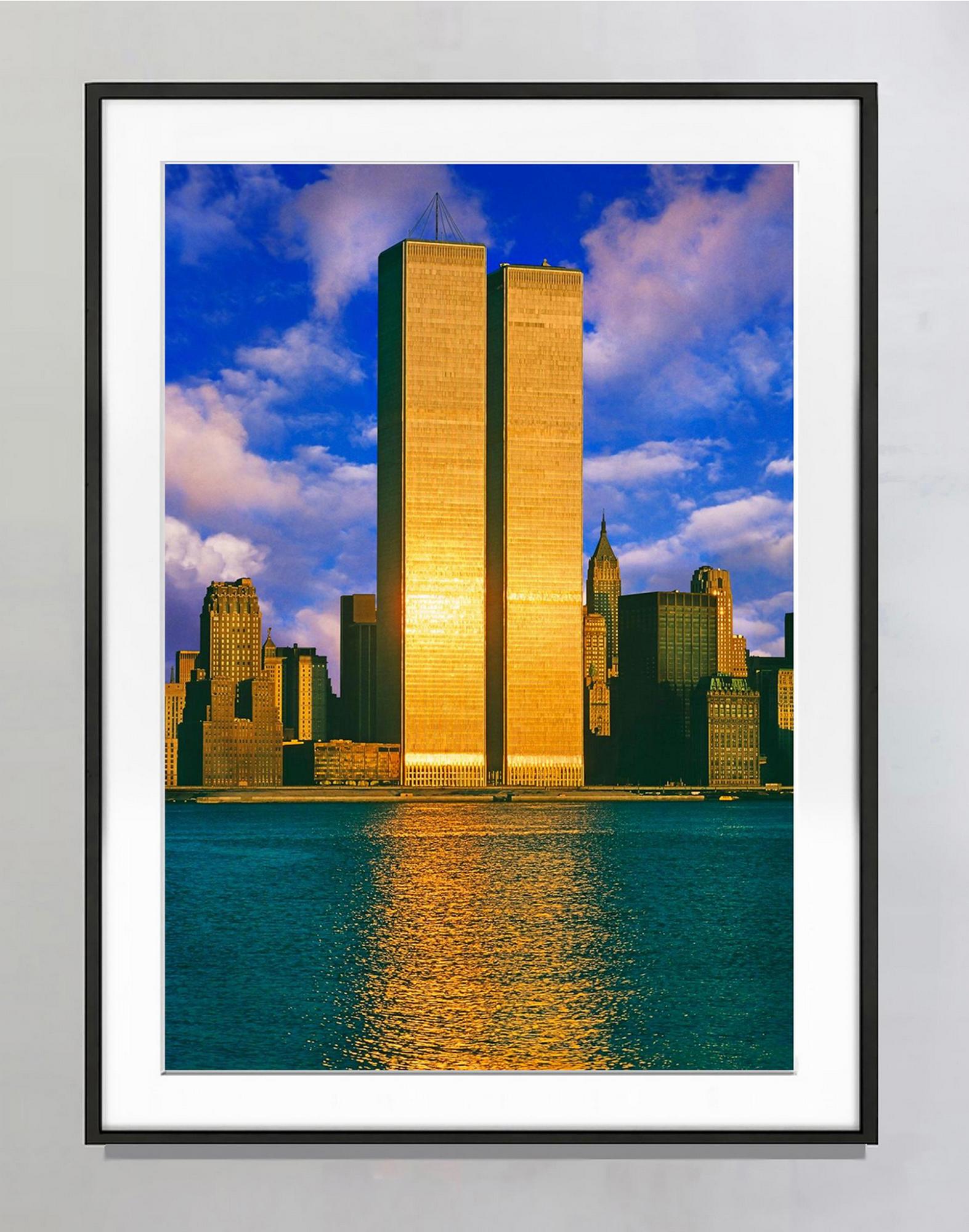 Zwillingstürme, World Trade Center in goldenem Licht – Photograph von Mitchell Funk