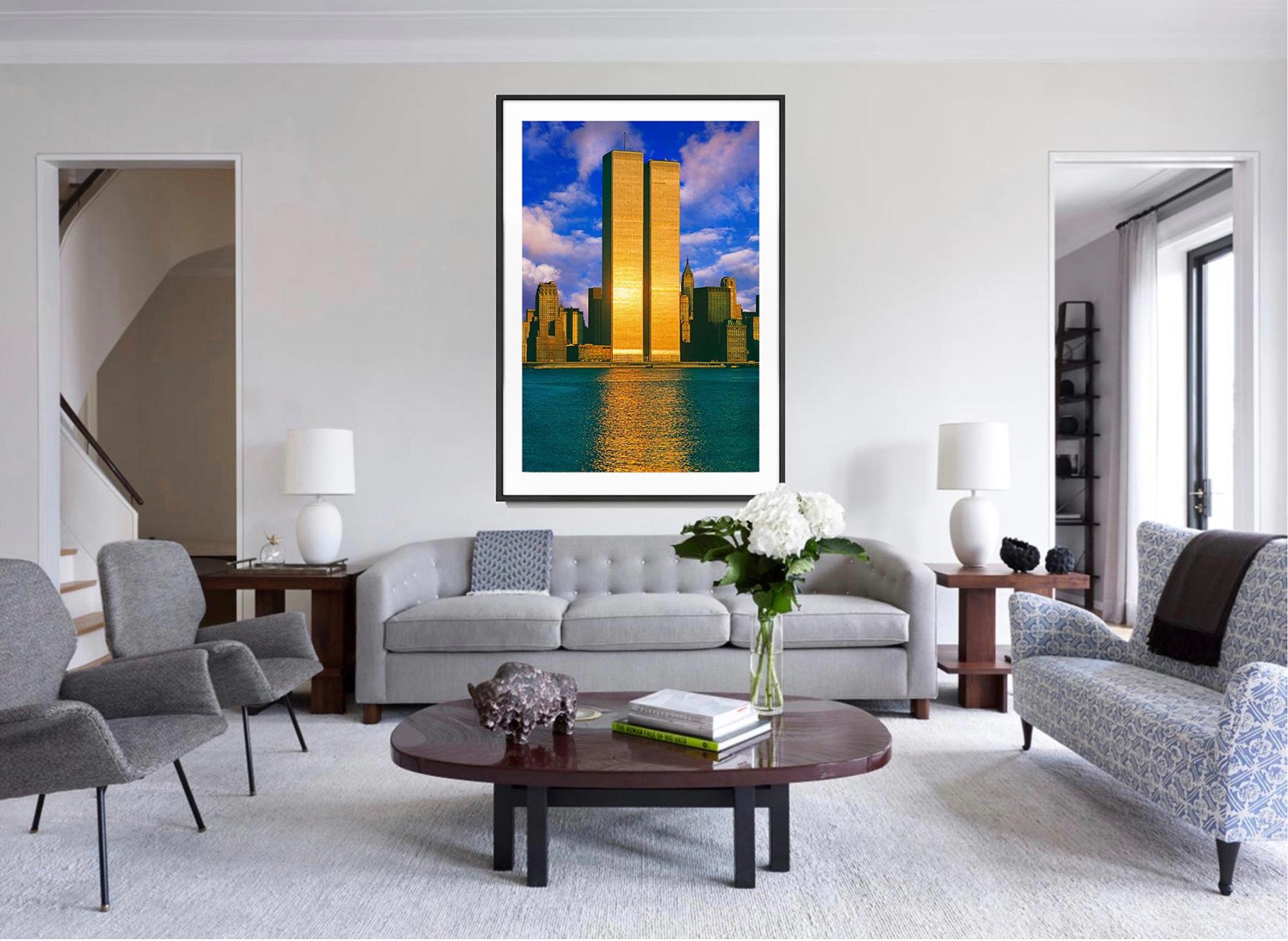 Zwillingstürme, World Trade Center in goldenem Licht (Amerikanischer Realismus), Photograph, von Mitchell Funk