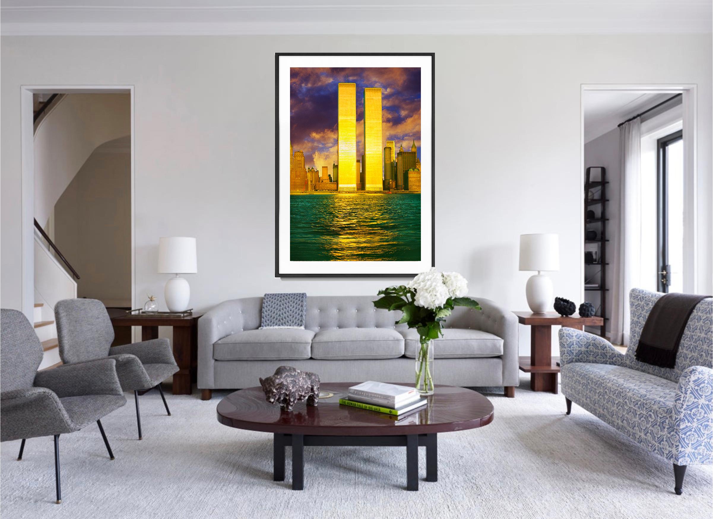 Twin Towers, World Trade Center, Lower Manhattan, in goldenem Licht getaucht  (Post-Impressionismus), Photograph, von Mitchell Funk