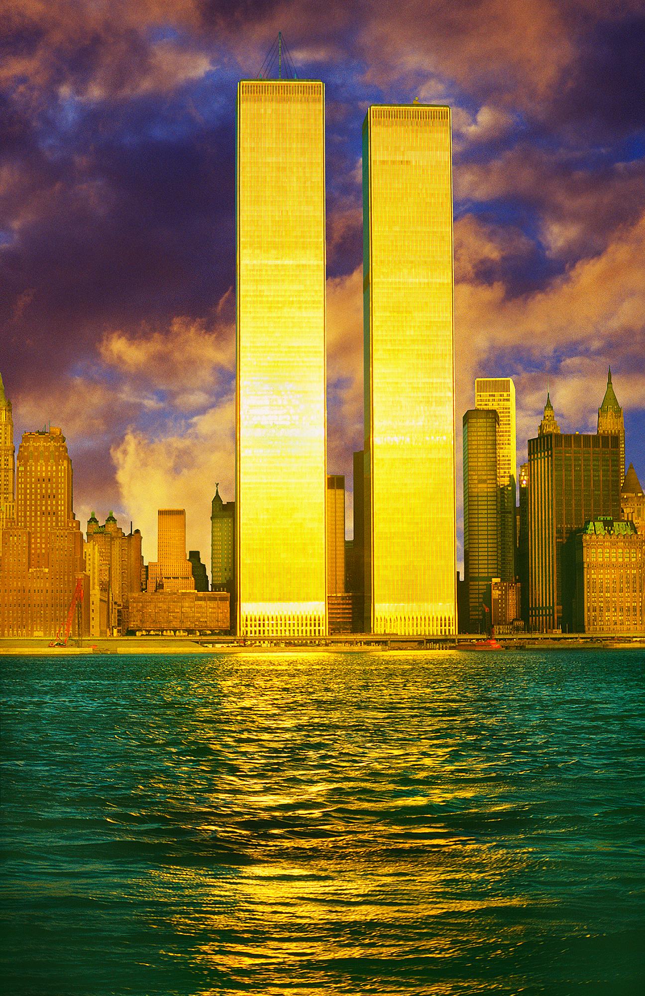 Mitchell Funk Color Photograph – Twin Towers, World Trade Center, Lower Manhattan, in goldenem Licht getaucht 