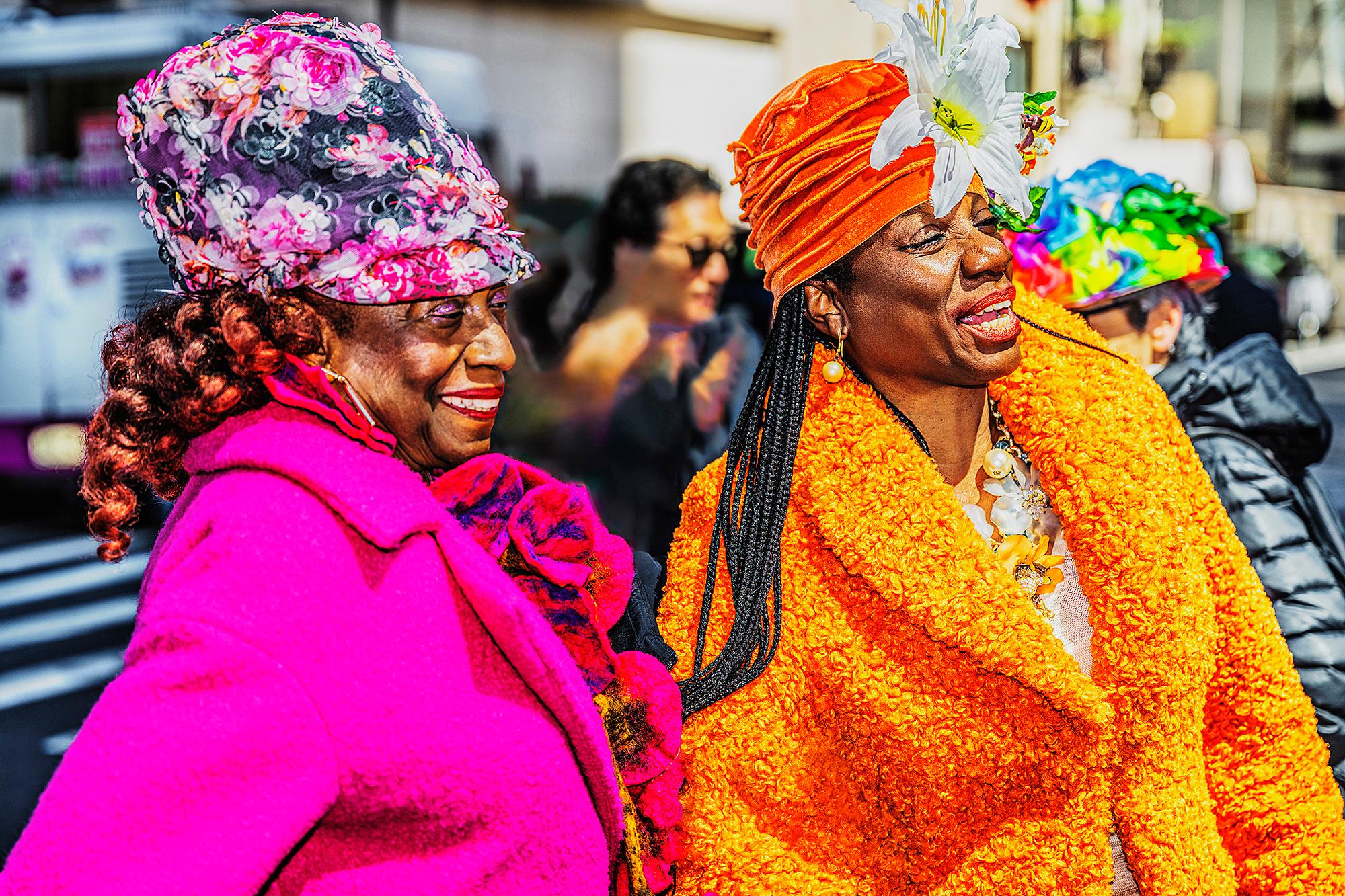 Color Photograph Mitchell Funk - Deux femmes afro-américaines brillent en rose  Parade orange du jour de Pâques 