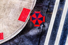 Deux bottes et un Umbrella -  Photographie de champ couleur rouge et noire