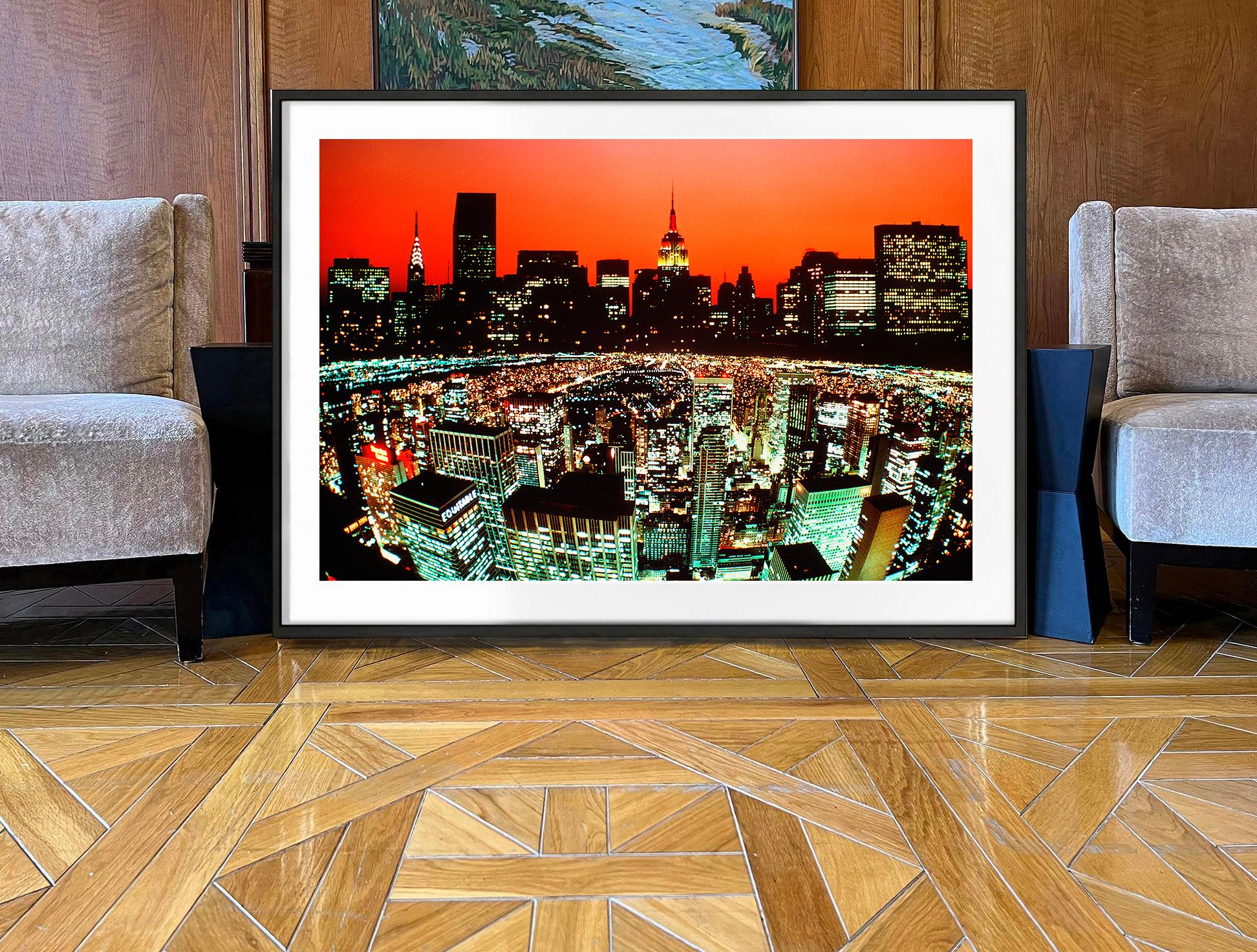 Dos horizontes de Nueva York en una imagen de fantasía - Edificio Chrysler al atardecer - Color Photograph Negro de Mitchell Funk