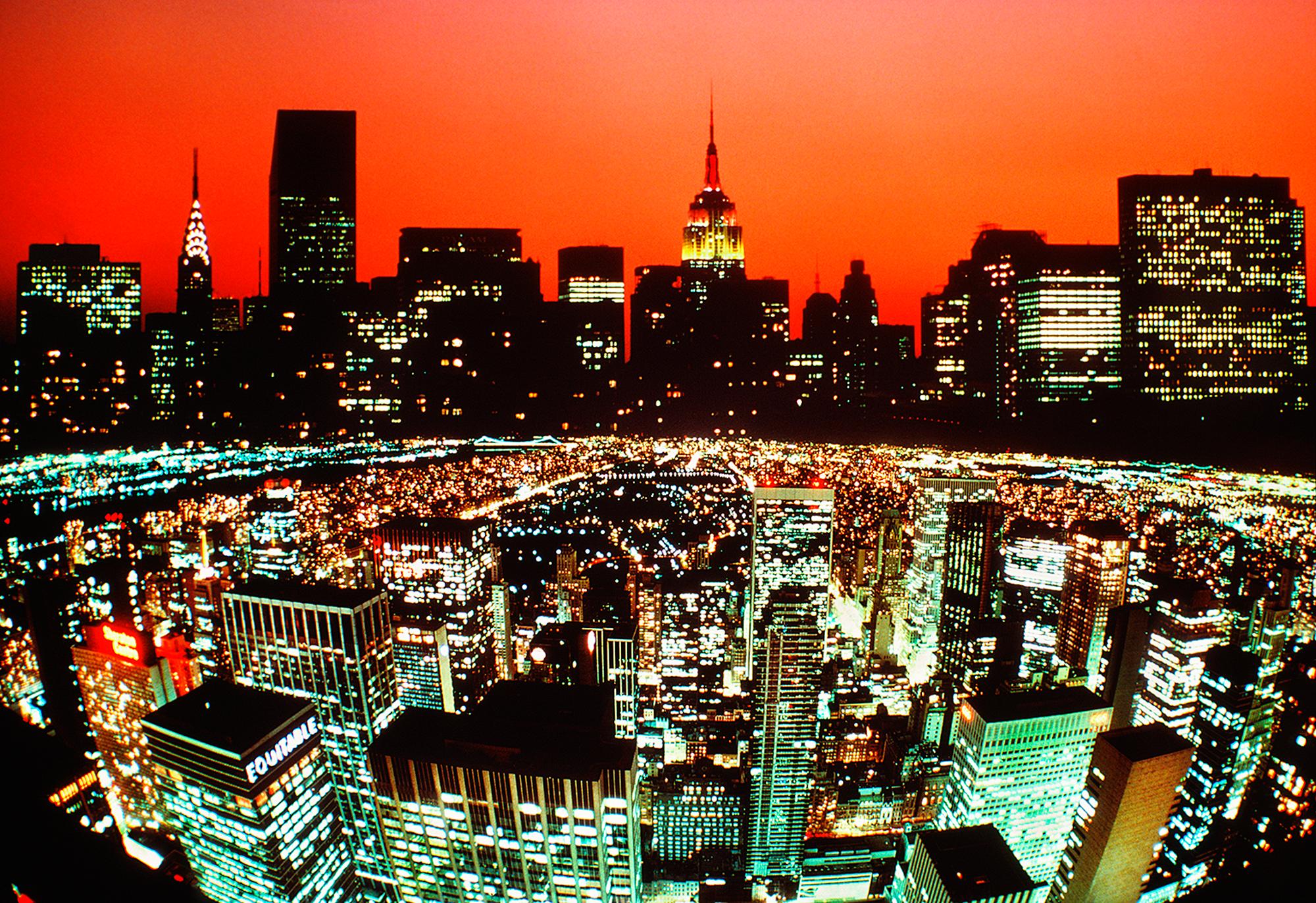 Deux gratte-ciel new-yorkais en une seule image - Chrysler Building au coucher du soleil