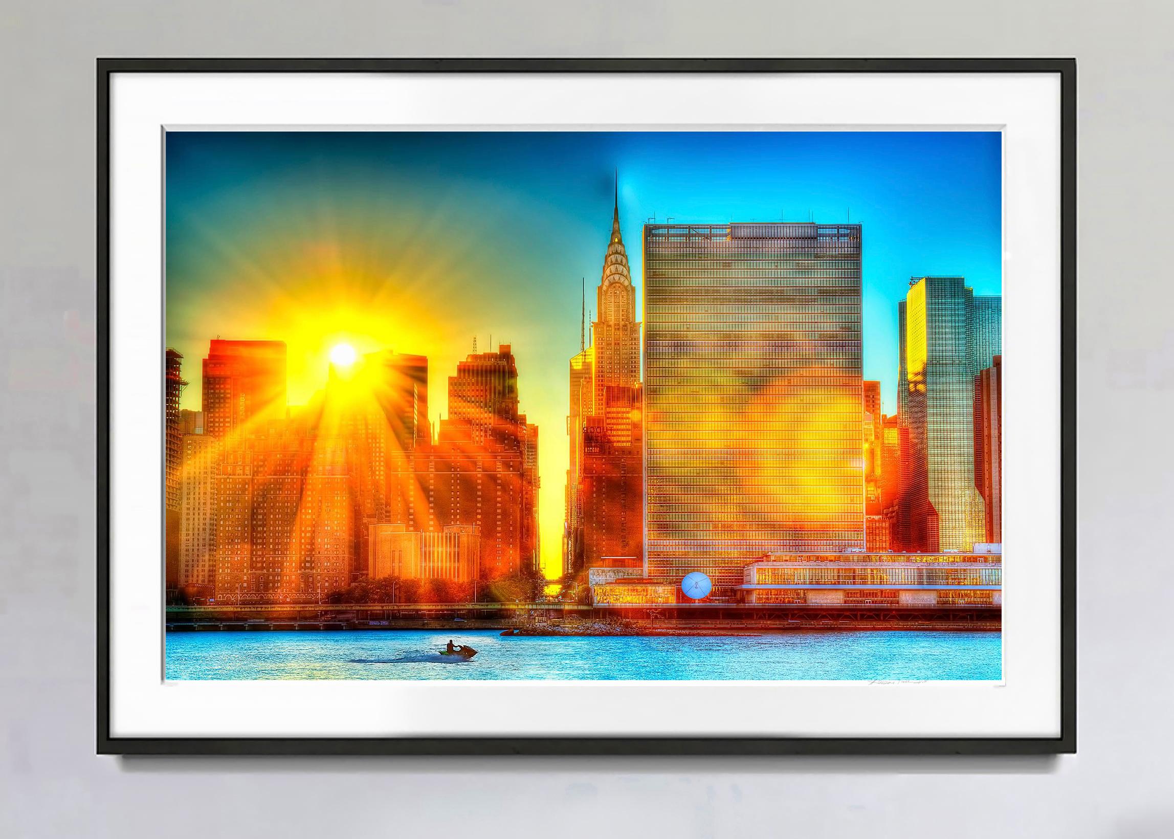Les Nations unies et la ligne d'horizon de Manhattan enveloppée de Divine Light avec jupe à jet - Photograph de Mitchell Funk