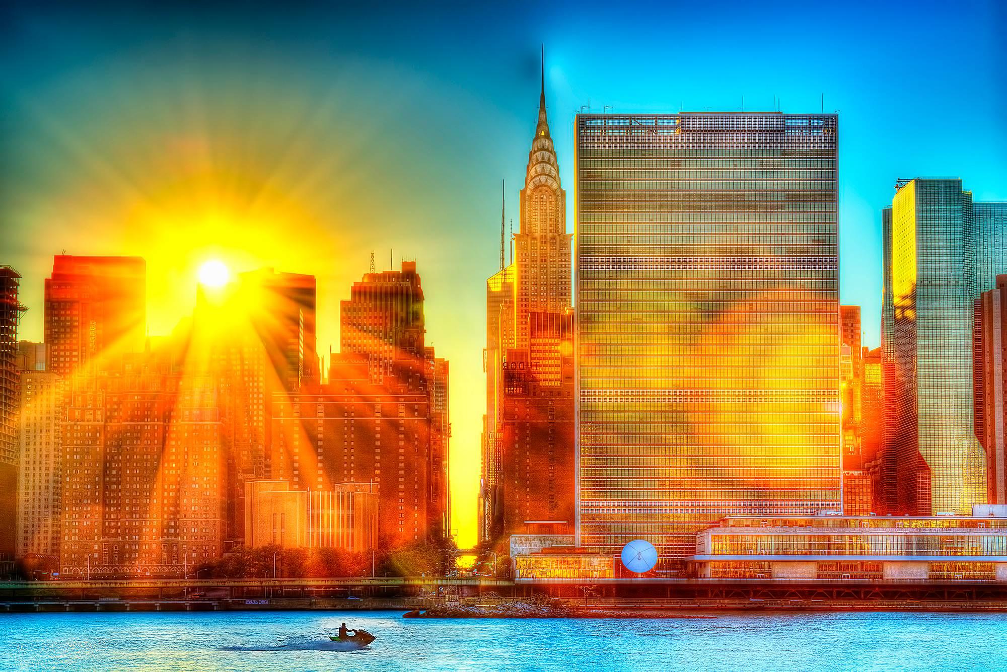 Landscape Photograph di Mitchell Funk - Nazioni Unite e skyline di Manhattan avvolti dalla luce divina con la moto d'acqua