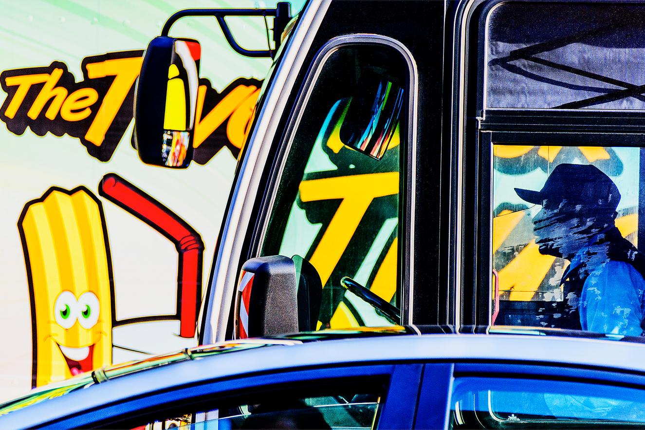 Urban Art Busfahrer und Graffiti,  Street Photography von Mitchell Funk