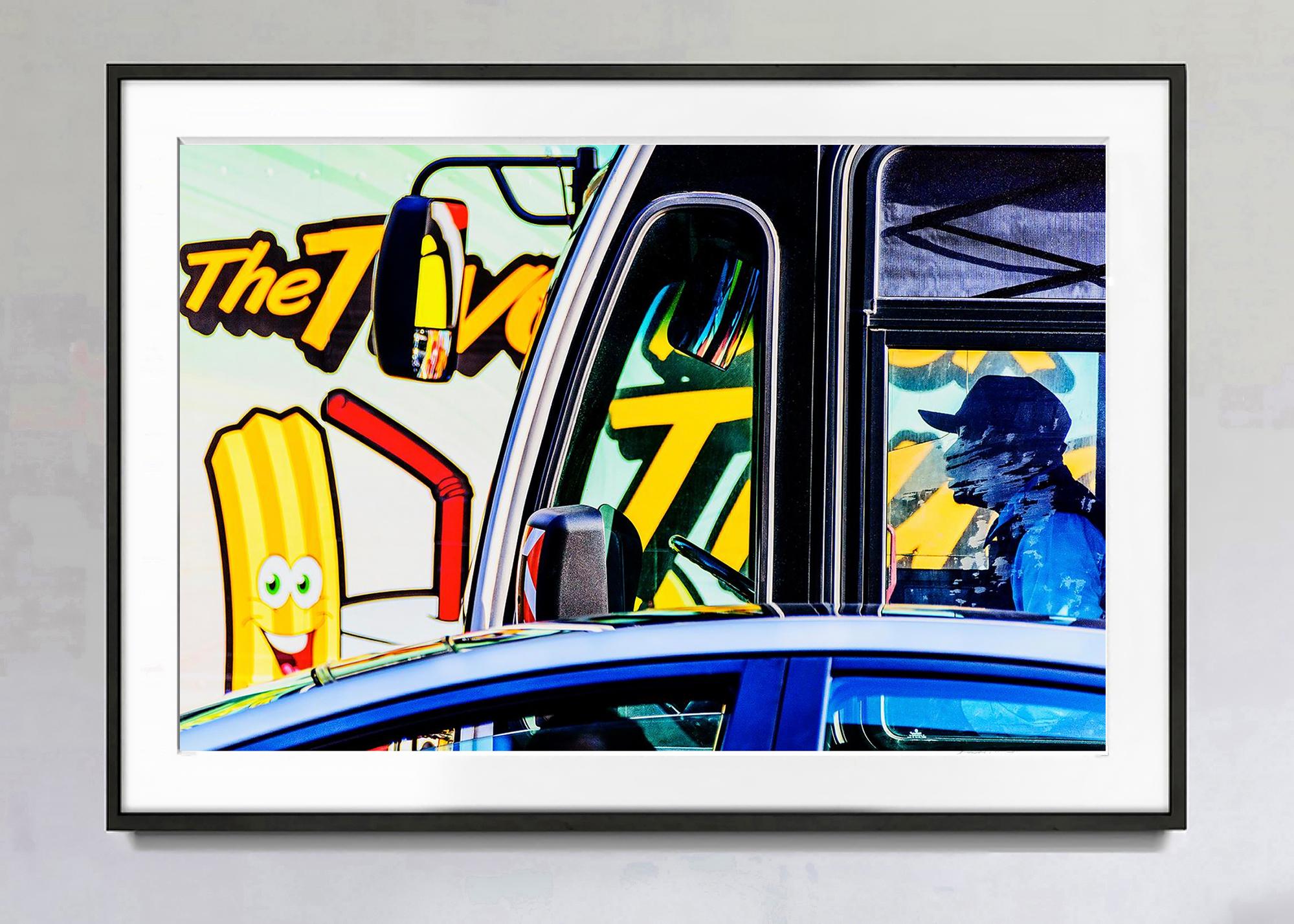 Urban Art Busfahrer, Straßenfotografie von Mitchell Funk im Angebot 1
