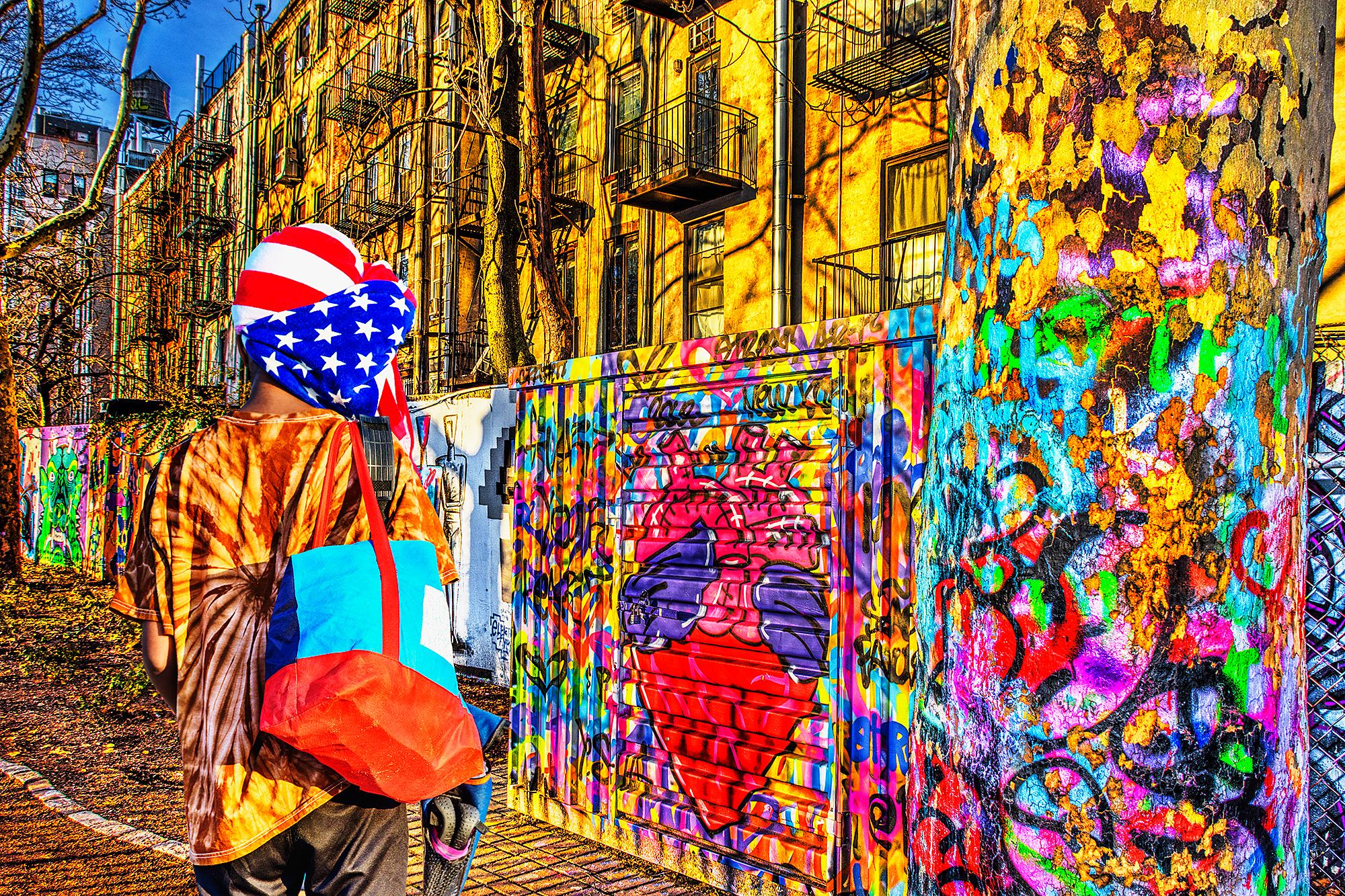 Abstract Photograph Mitchell Funk - Peinture murale d'art graffiti urbain  L'observateur du drapeau américain, New York Street Art