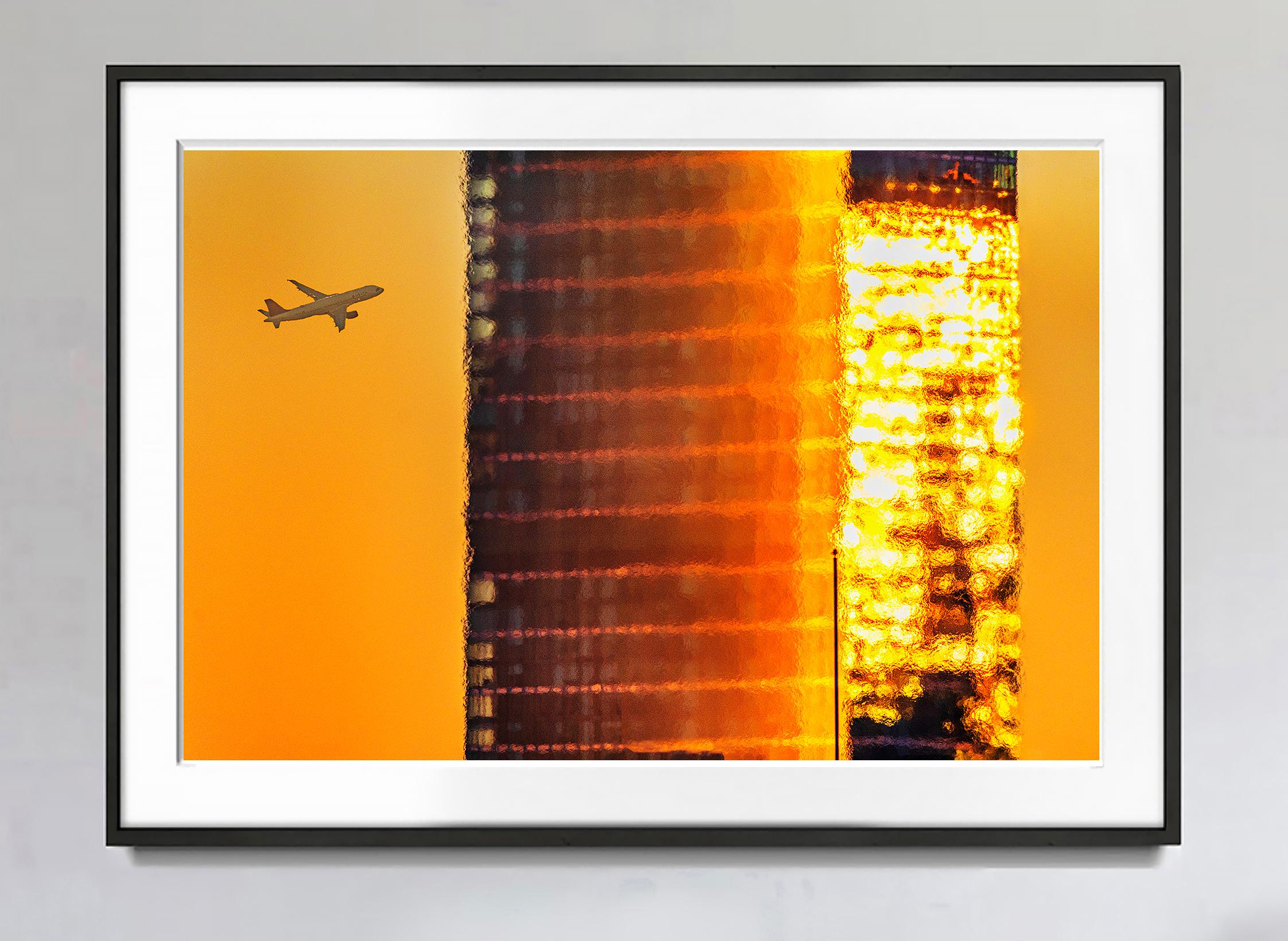 Stadtlandschaft Goldener Himmel mit Melt- und Schmelzglas-Wolkenkratzer – Photograph von Mitchell Funk