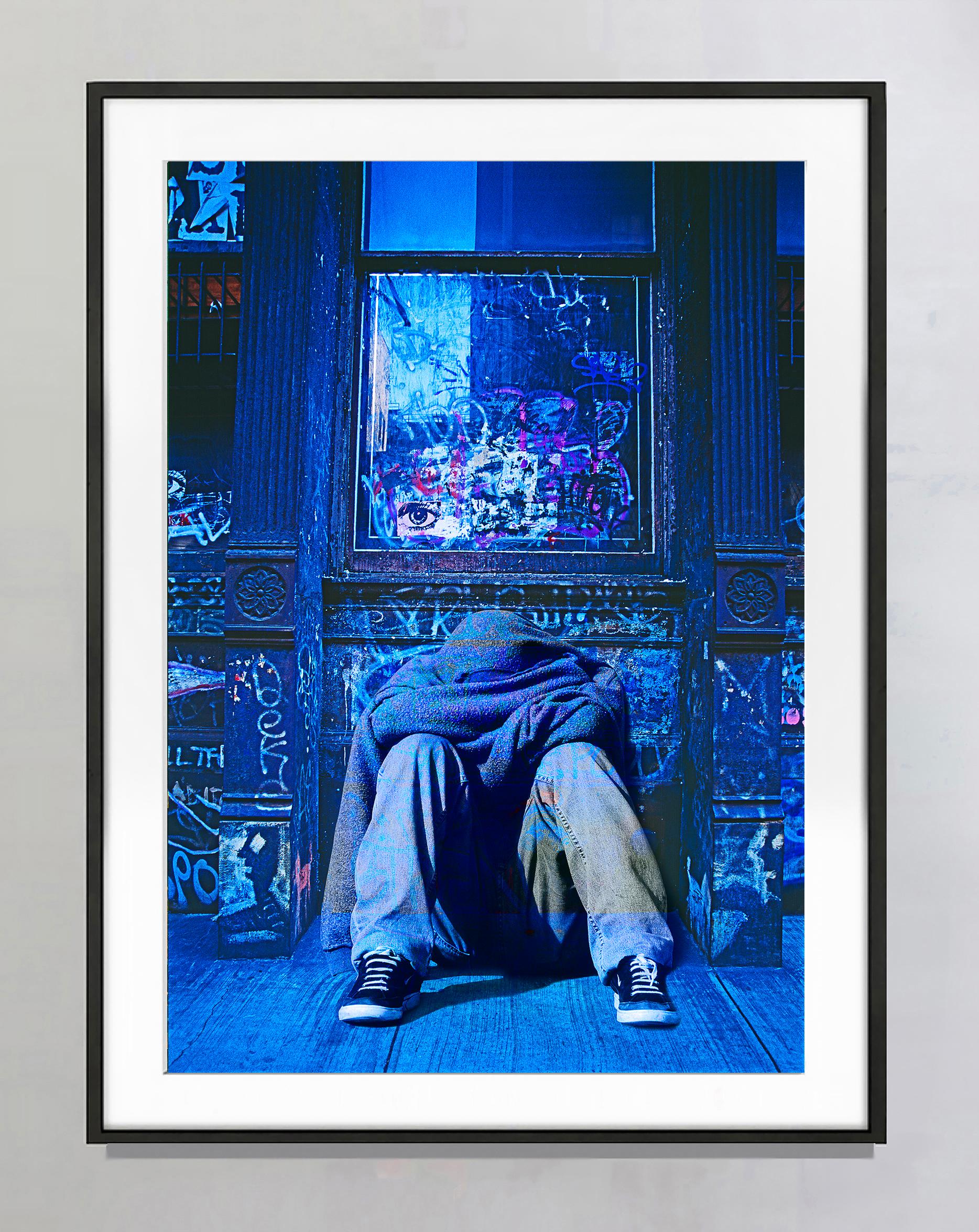 Urban Melancholy Blau.  Motionless Young Man,  Graffiti  Wand in Soho – Photograph von Mitchell Funk
