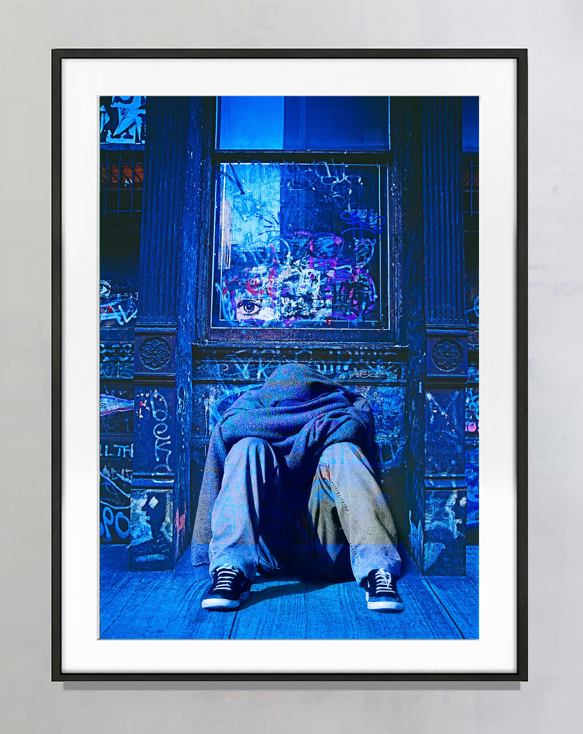 Bleu mélancolie urbaine.  Le jeune homme immobile,  Graffiti  Tapis mural Soho - Photograph de Mitchell Funk