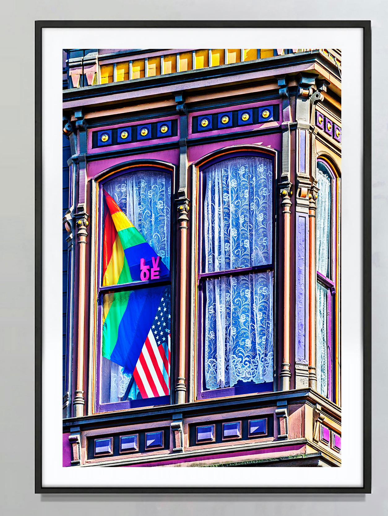 Viktorianisches Hausfenster mit Pride-Flagge und amerikanischer Flagge, San Francisco – Photograph von Mitchell Funk