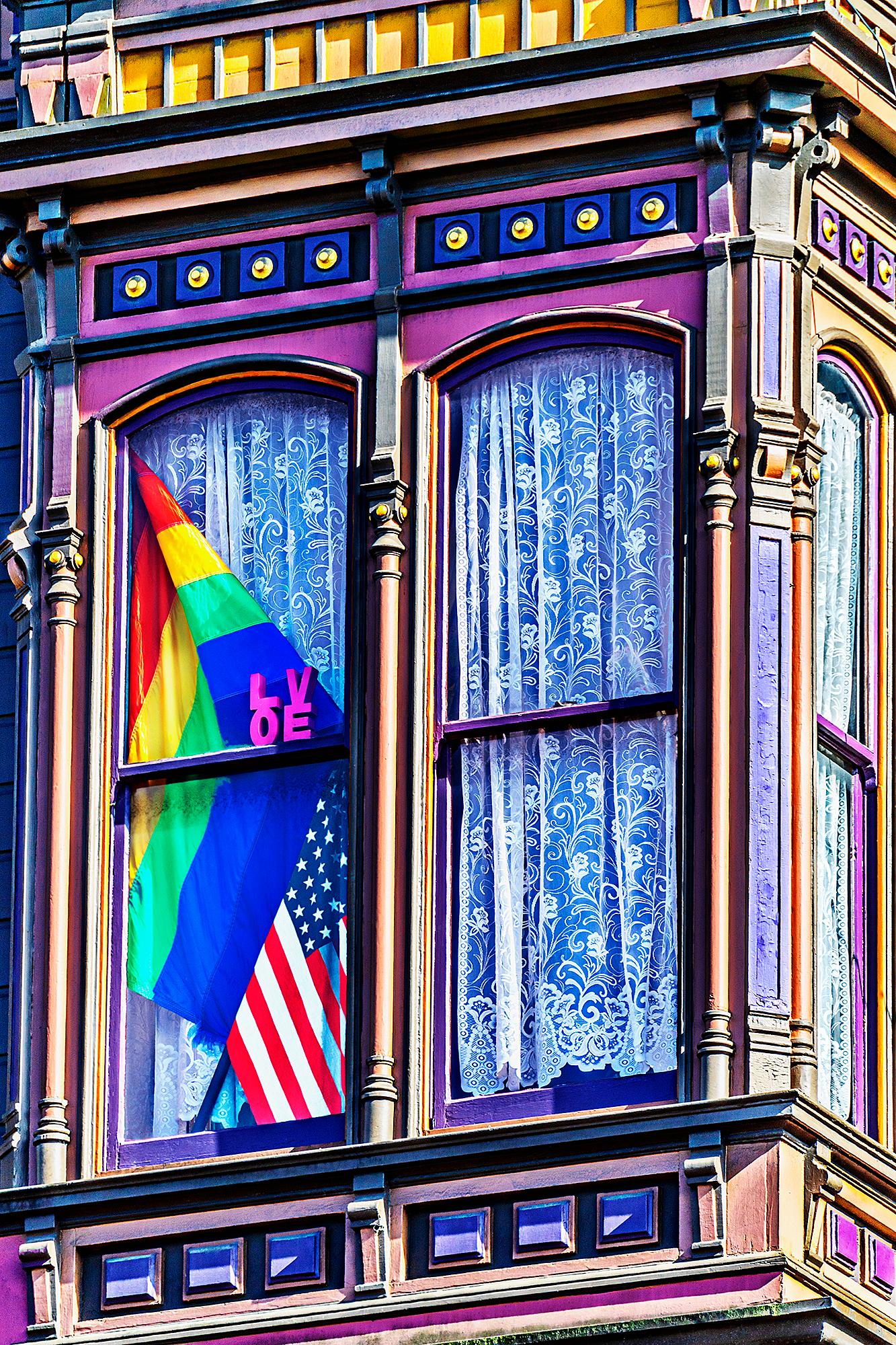 Vitrail de maison victorien avec drapeau de fiançailles et drapeau américain, San Francisco