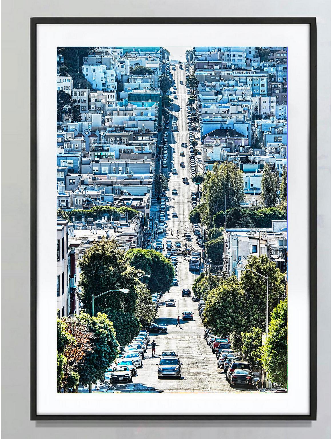 Blick auf den russischen Hügel in Blau, San Francisco – Photograph von Mitchell Funk