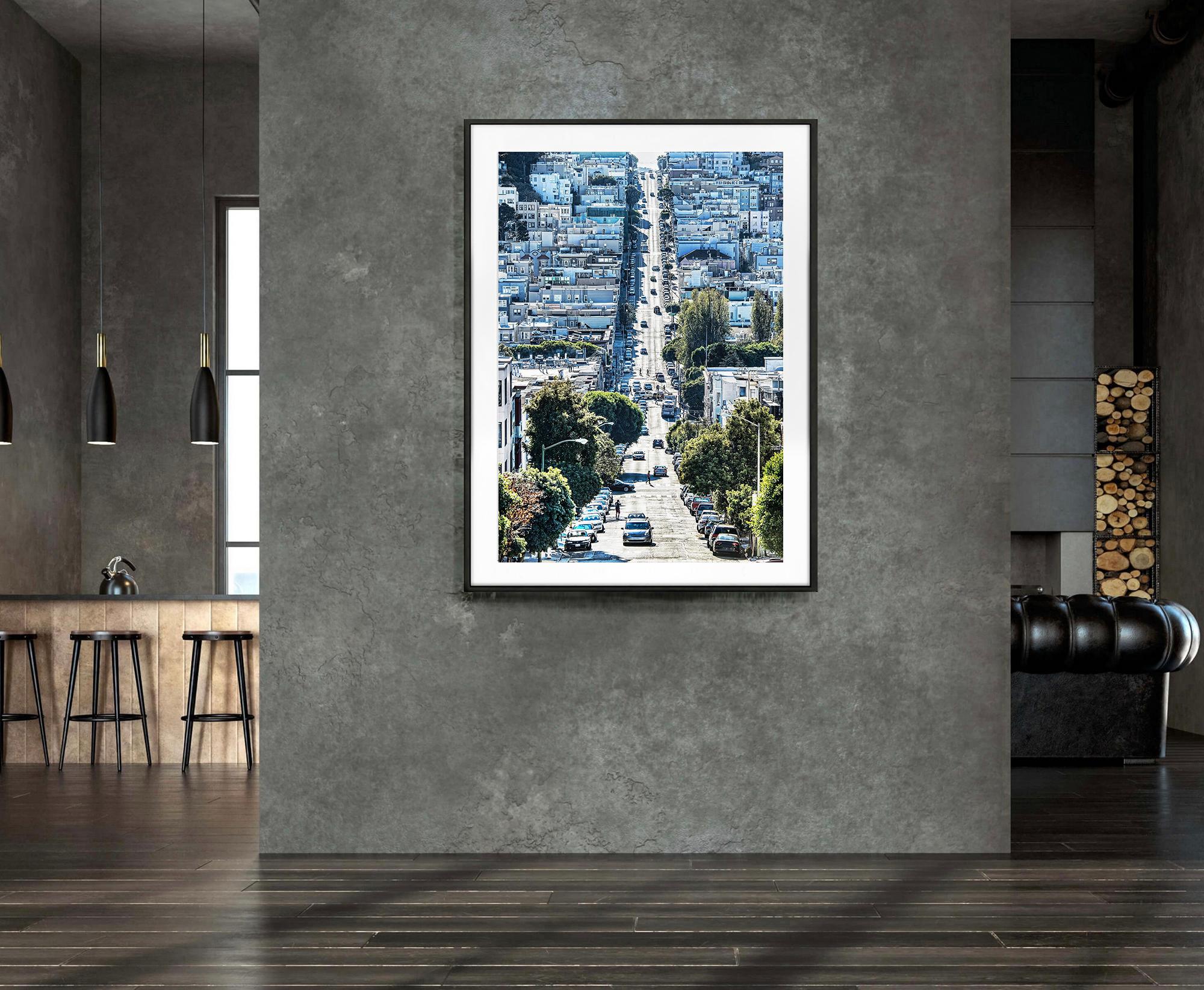 Blick auf den Russian Hill in Blau, San Francisco (Schwarz), Color Photograph, von Mitchell Funk