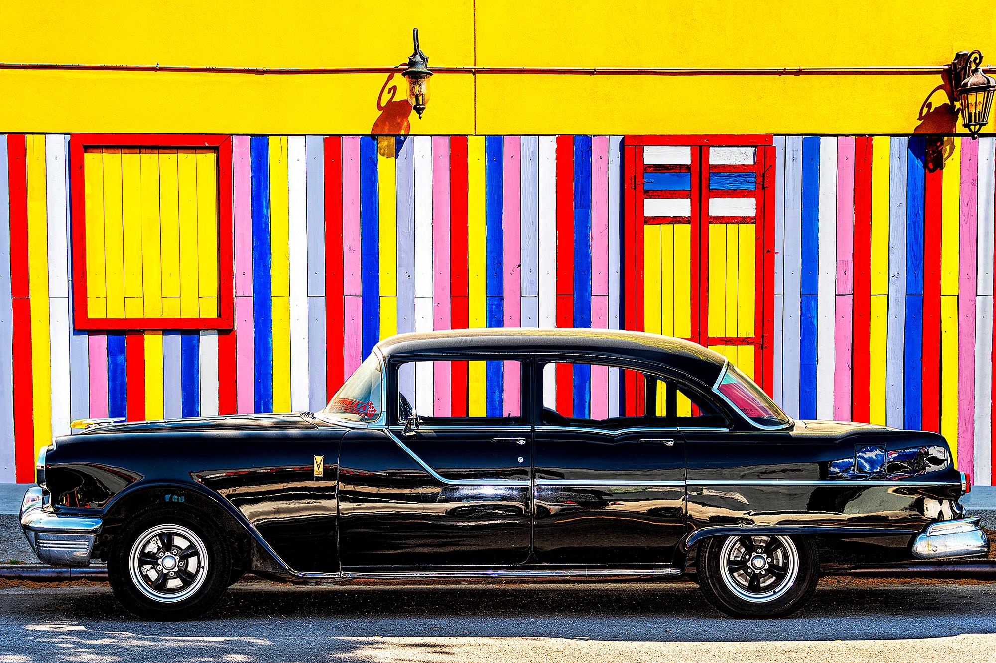 Auto d'epoca contro le strisce colorate  Muro giallo   - Colori primari