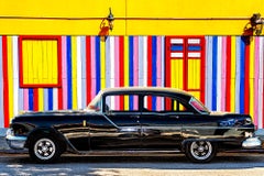 Oldtimer gegen bunt gestreiftes Auto  Gelbe Wand   Primärfarben-Farben