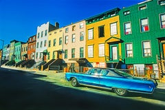 Un coche clásico y una hilera de casas antiguas en Brooklyn, Nueva York