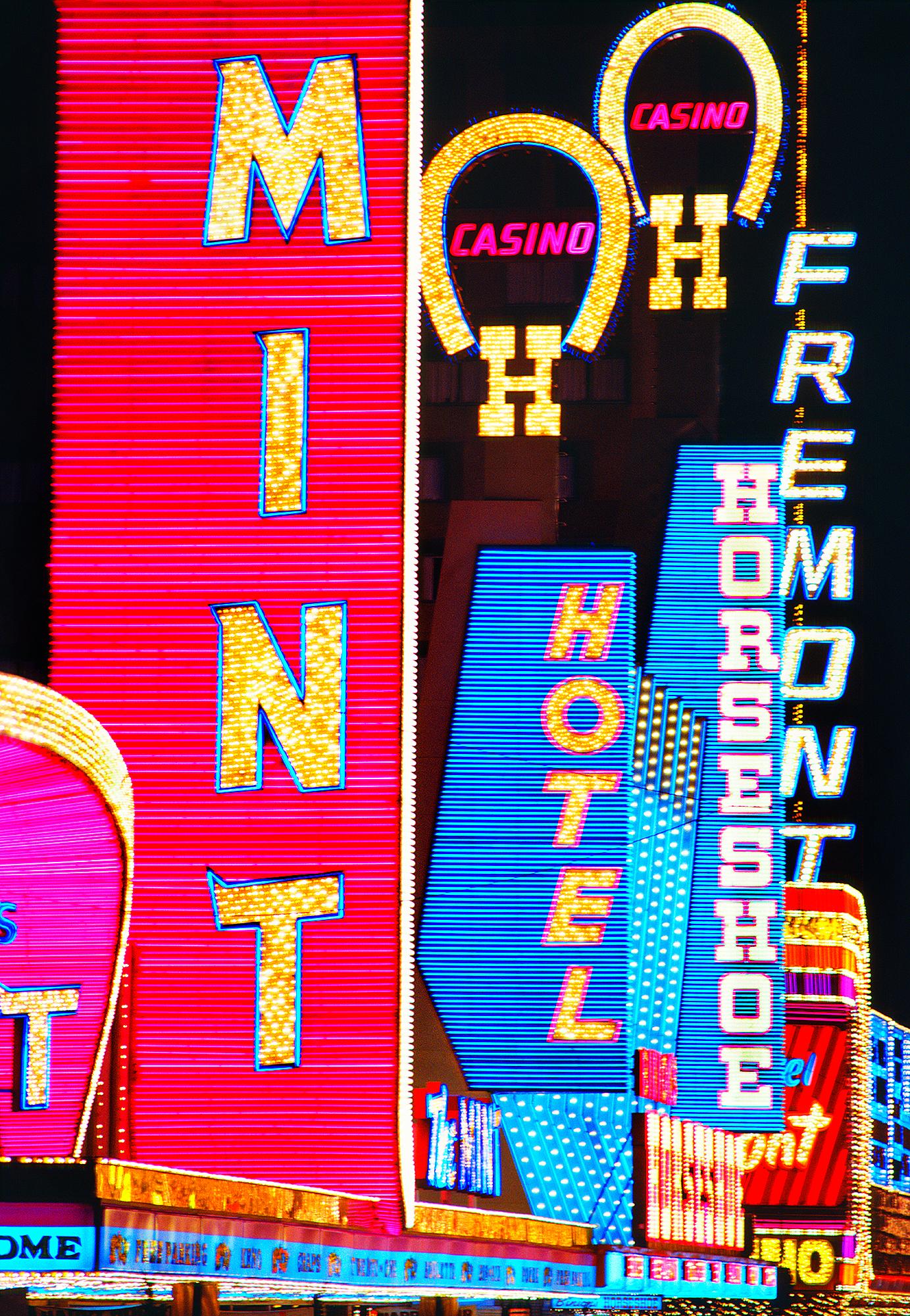 Mitchell Funk Color Photograph – Neonfarbene Schilder von Las Vegas- Fremont Street, The Mint,  Las Vegas, Old Las Vegas
