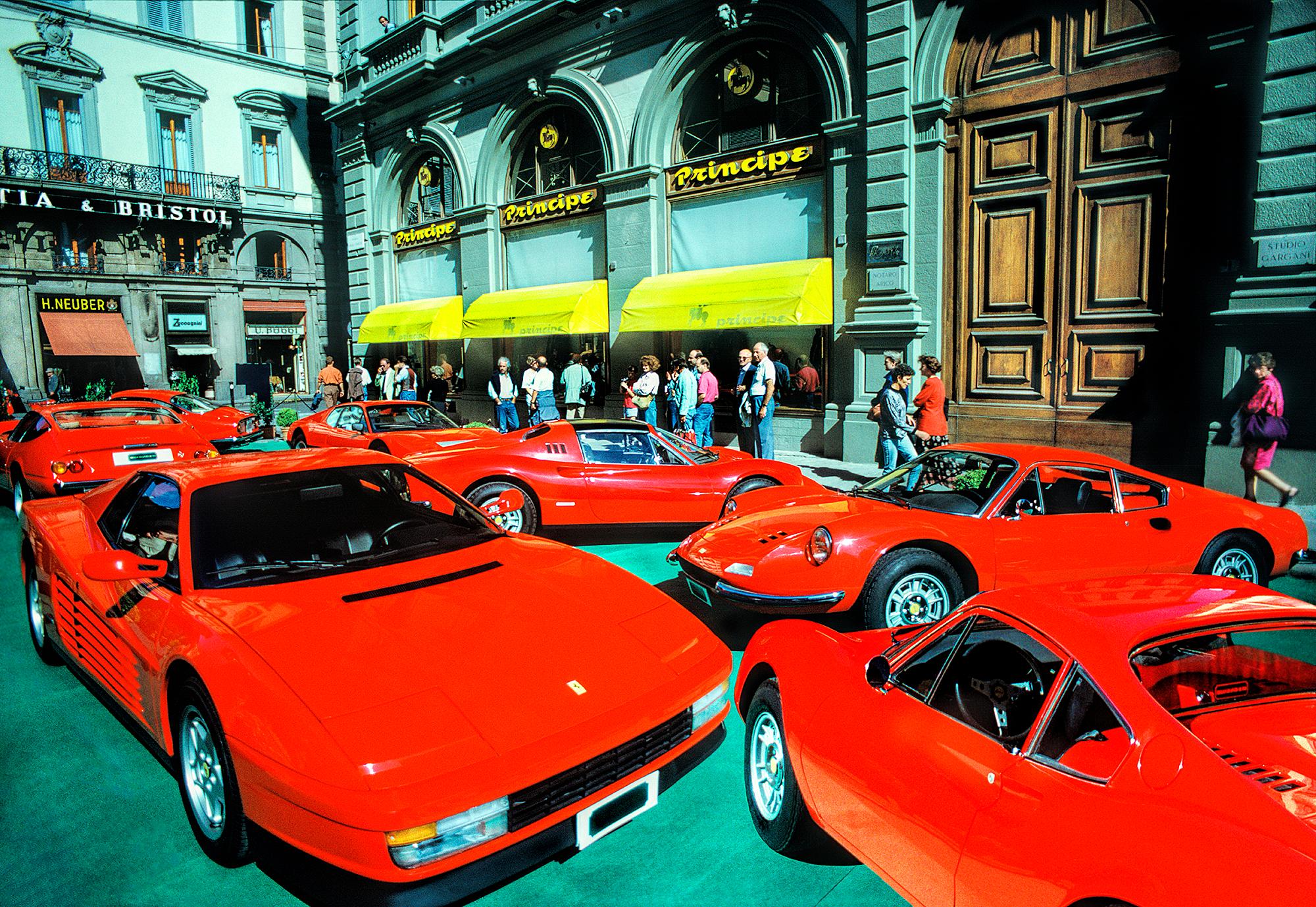 Color Photograph Mitchell Funk - Ferrari rouge à Florence, Italie  - Voitures de course,  Cars de sport rouges