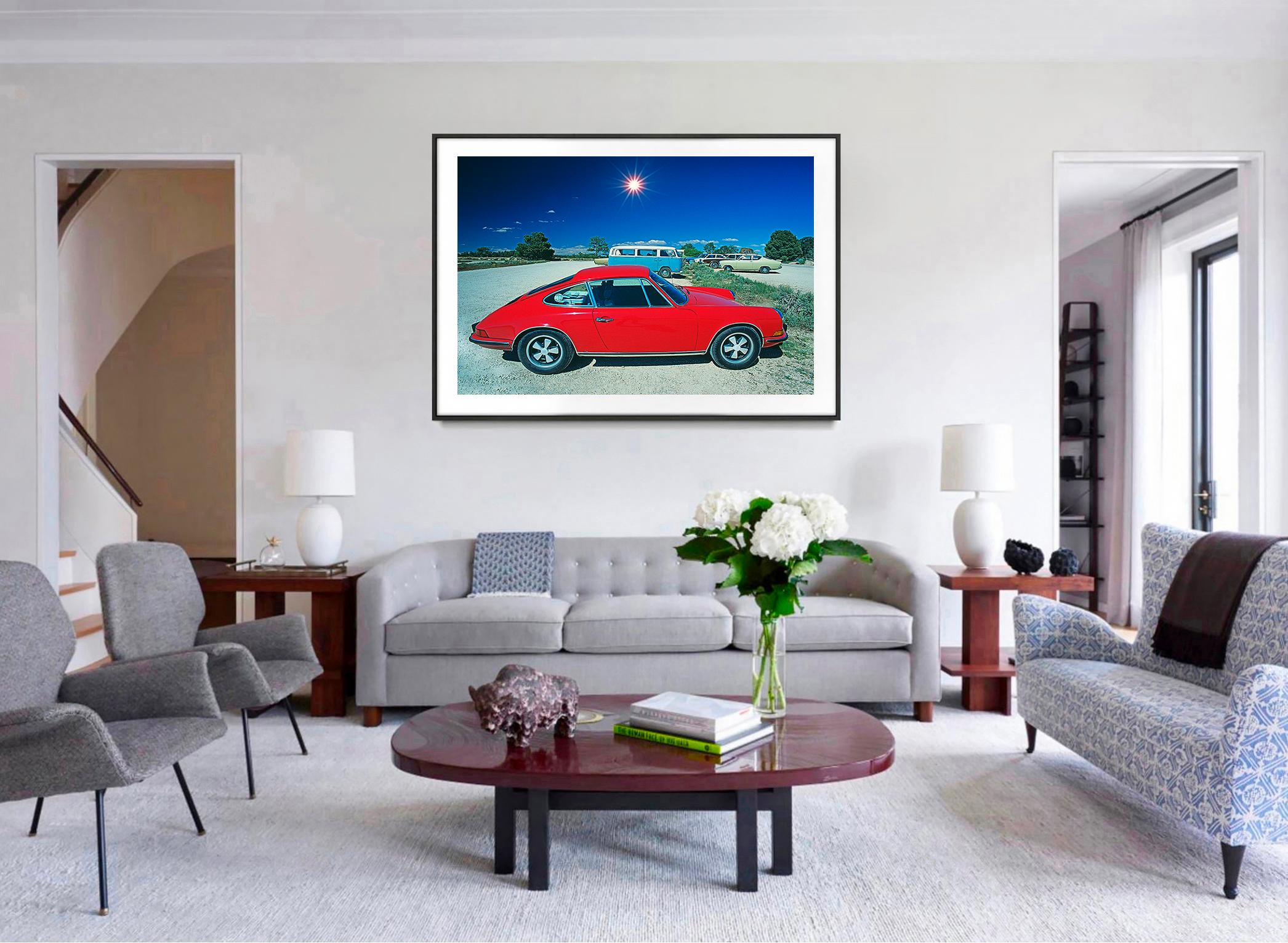 Rotes Porsche-Minibus im Vintage-Stil mit klassischem Volkswagen-Design (Farbfeldmalerei), Photograph, von Mitchell Funk