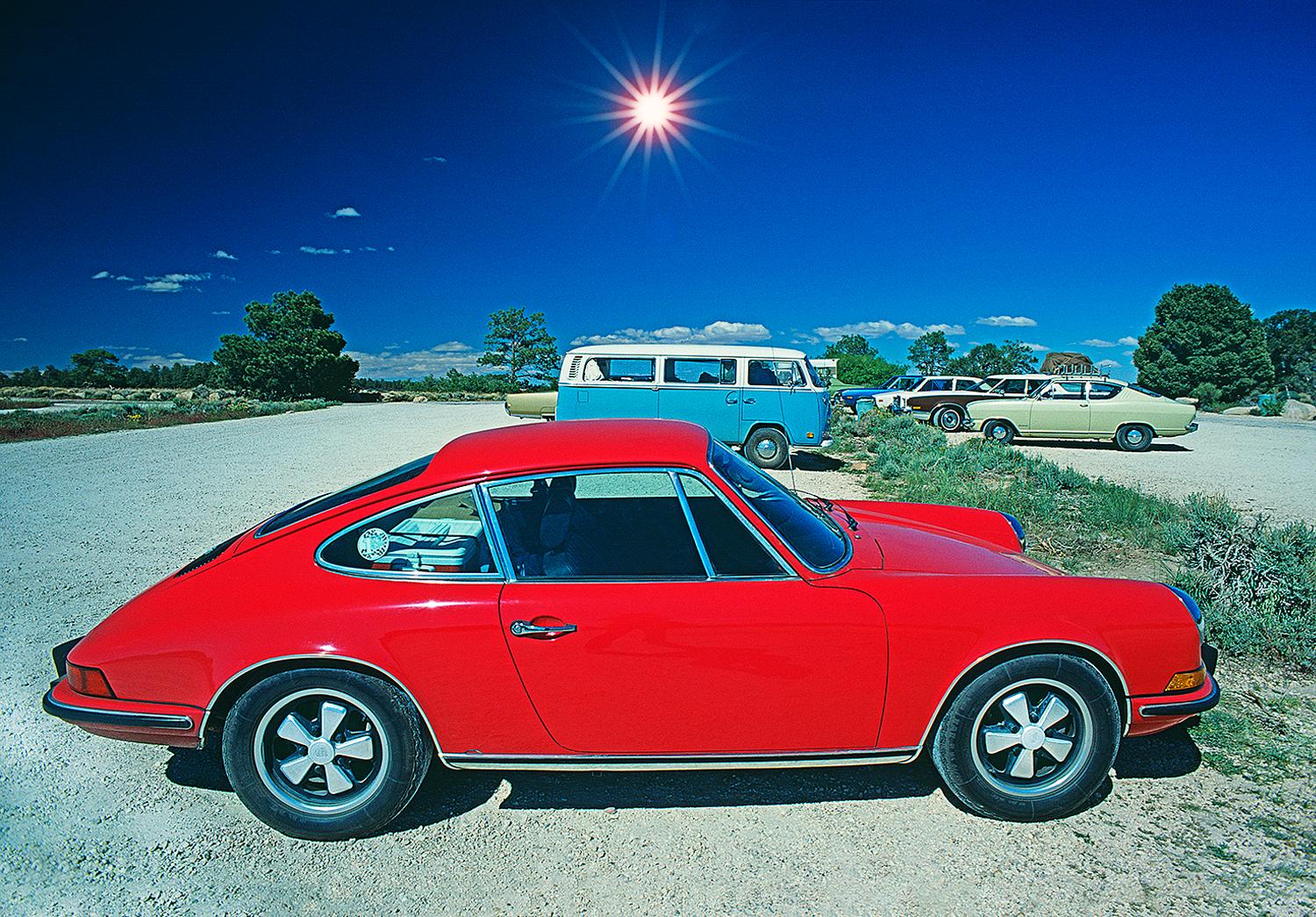 Mitchell Funk Color Photograph – Rotes Porsche-Minibus im Vintage-Stil mit klassischem Volkswagen-Design