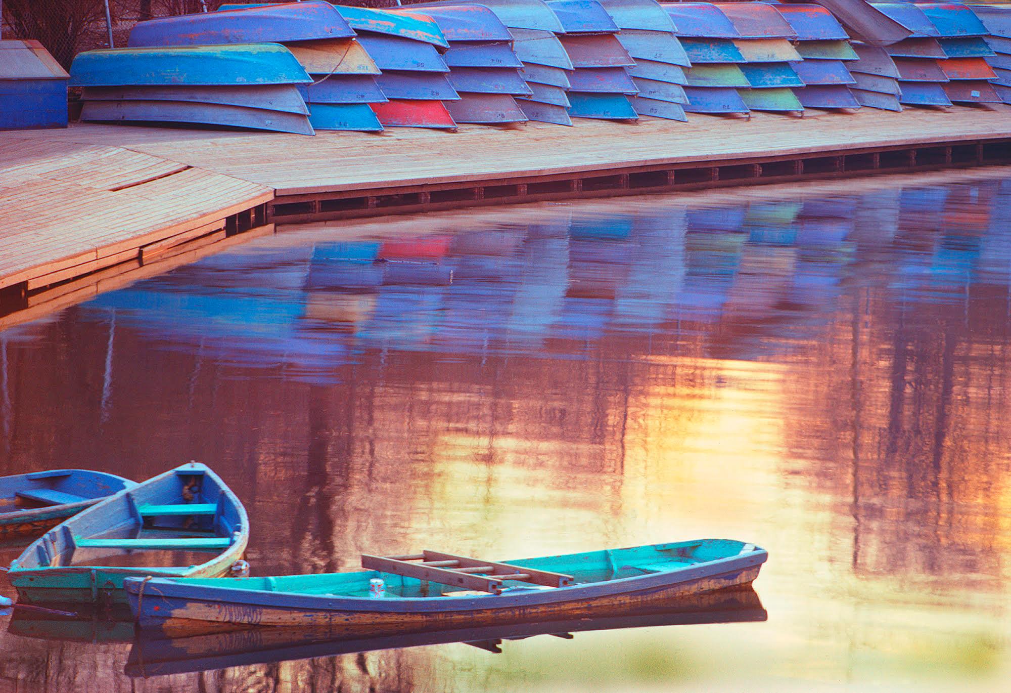 Mitchell Funk Color Photograph – Vintage-Reiseboot in Central Parks, Bootslandschaft mit pastellfarbenen Farben 