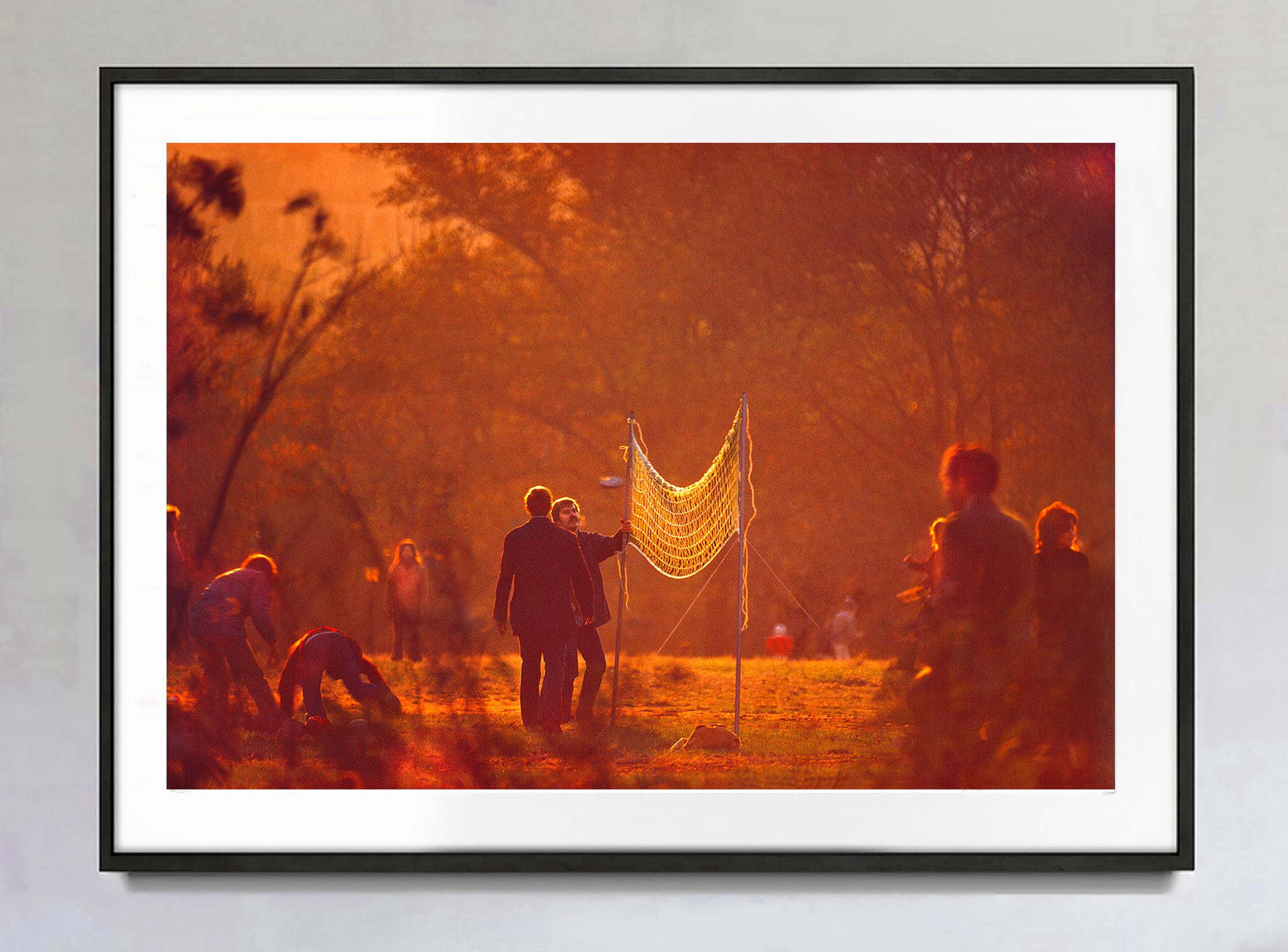 Volleyball im Central Park mit goldenem Licht in der magischen Stunde - Impressionist (Impressionismus), Photograph, von Mitchell Funk