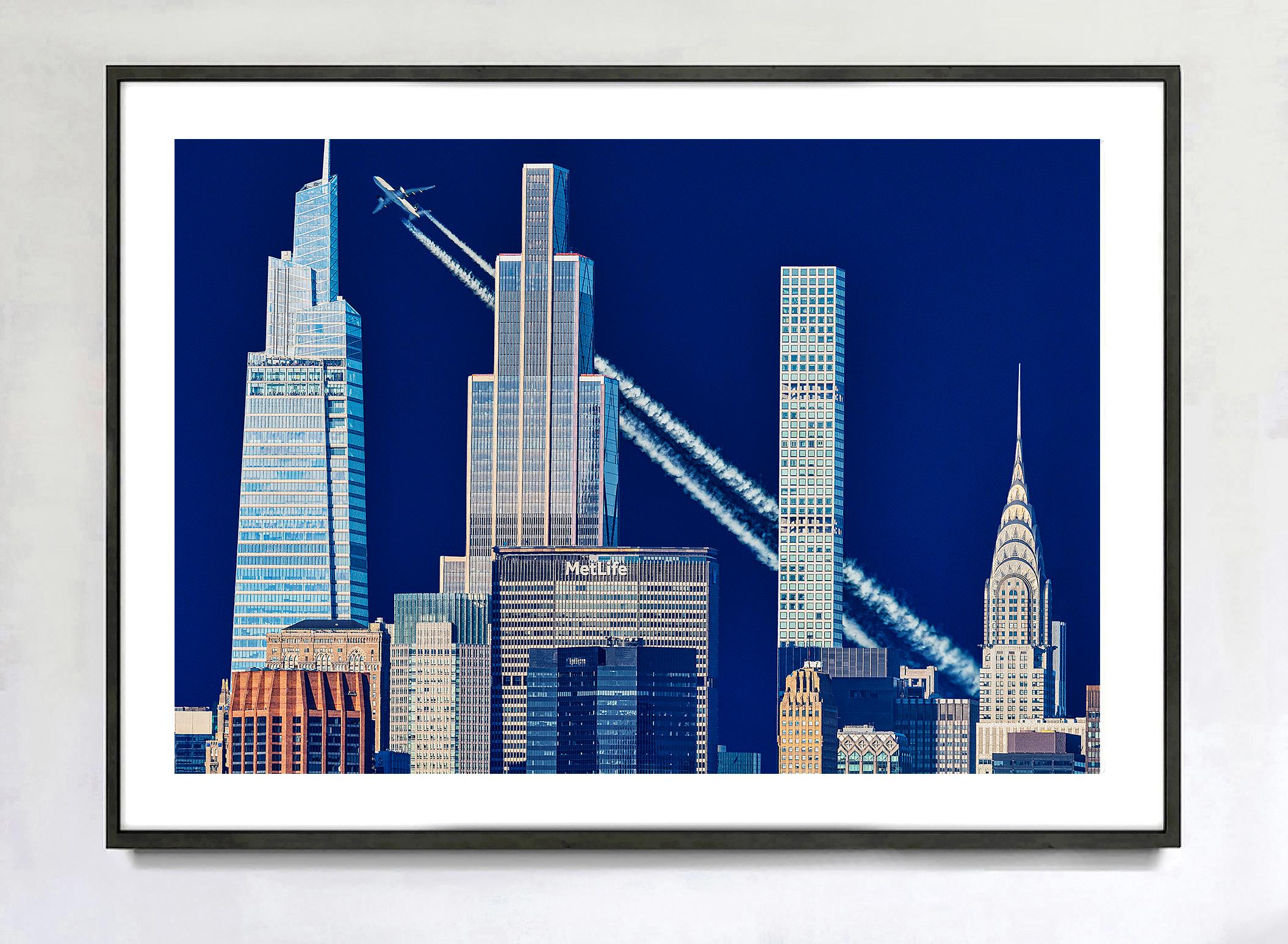 Aspettando un amico - Lo skyline di New York - Chrysler Building - Photograph di Mitchell Funk