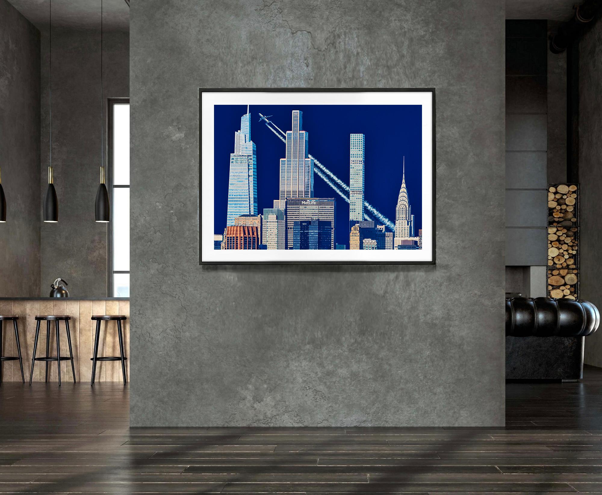 Aspettando un amico - Lo skyline di New York - Chrysler Building - Abstract Photograph Viola di Mitchell Funk