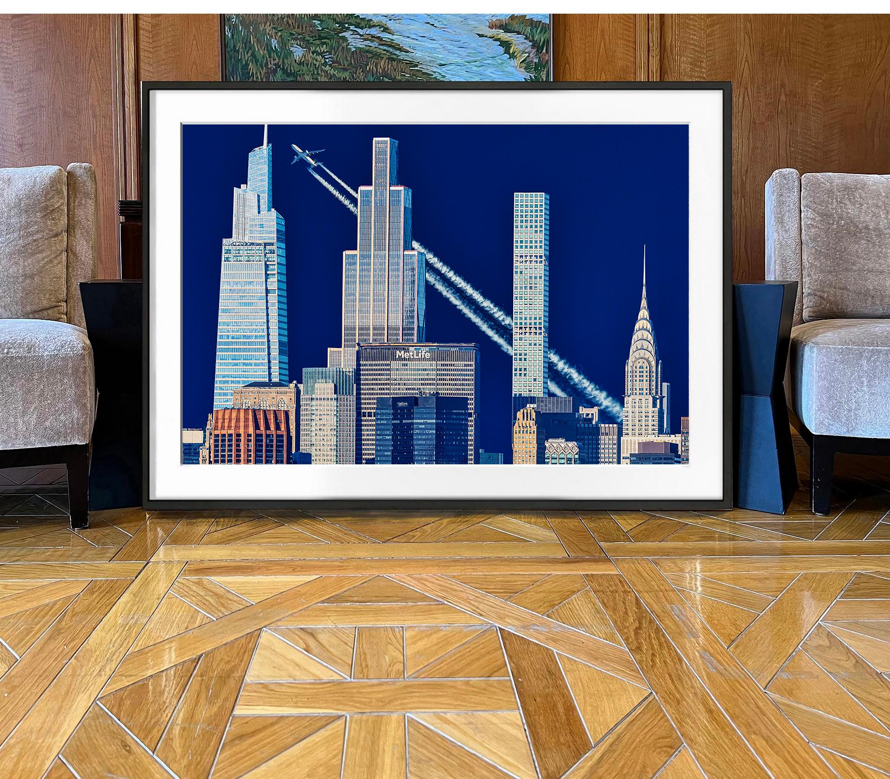Lo skyline di New York con il Chrysler Building è rappresentato con una luce scintillante e un cielo blu cobalto.  Incorpora i supertalloni di nuova costruzione:  One Vanderbilt, The New Chase Headquarters e 432 Park Avenue.  Sono allineati in fila,