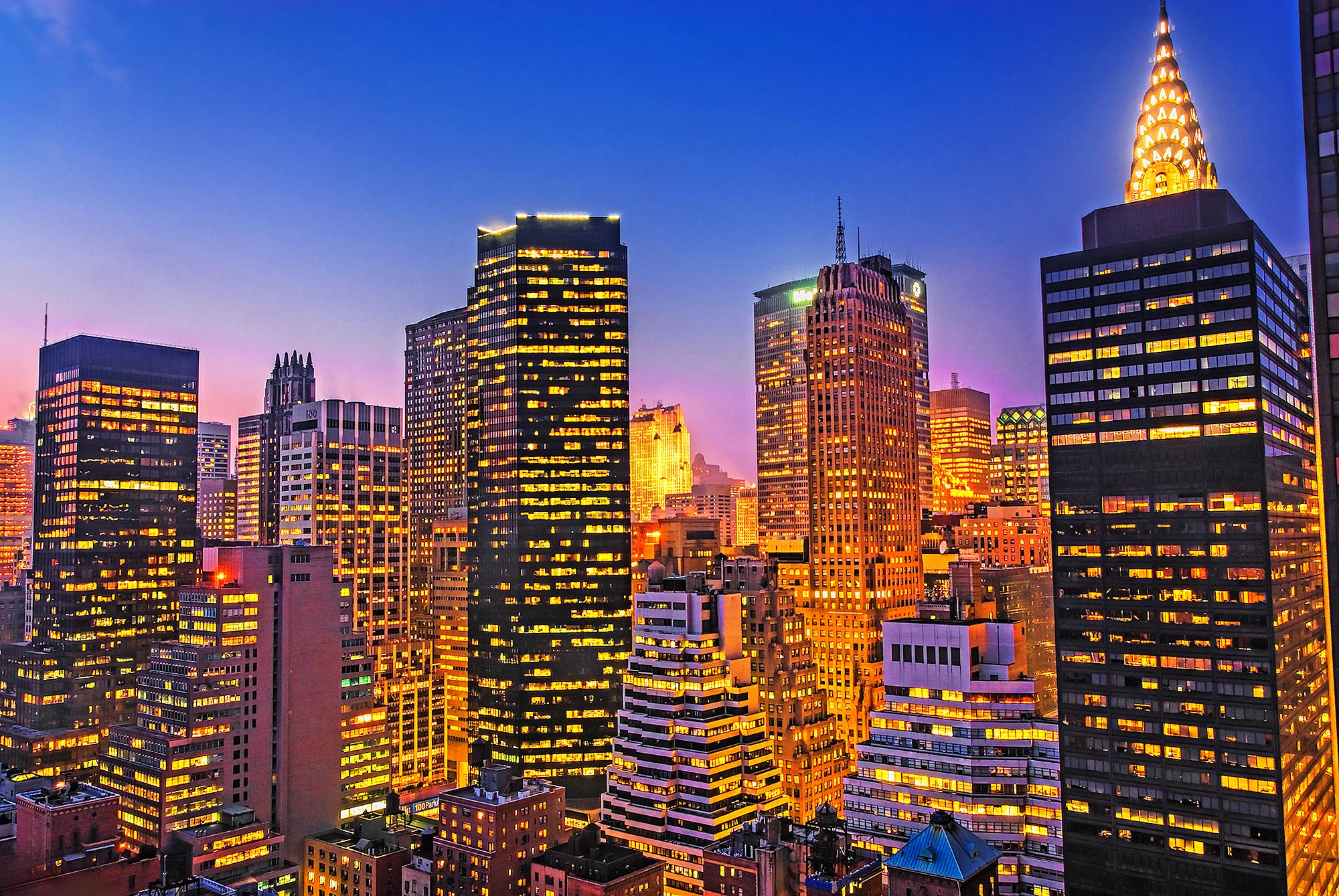 Mitchell Funk Landscape Photograph – Wo immer man hinschaut, sieht man das Chrysler-Gebäude: 2nd Avenue Highrise