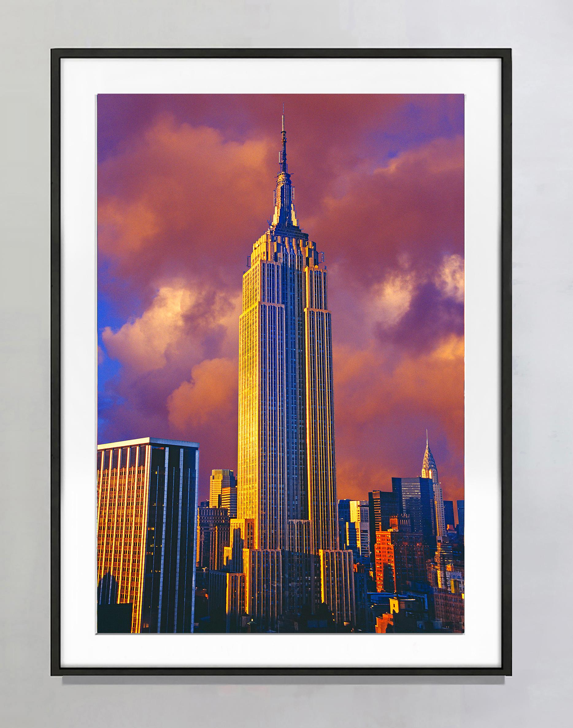 Wo immer man hinschaut, sieht man das Chrysler-Gebäude: Empire State Building – Photograph von Mitchell Funk