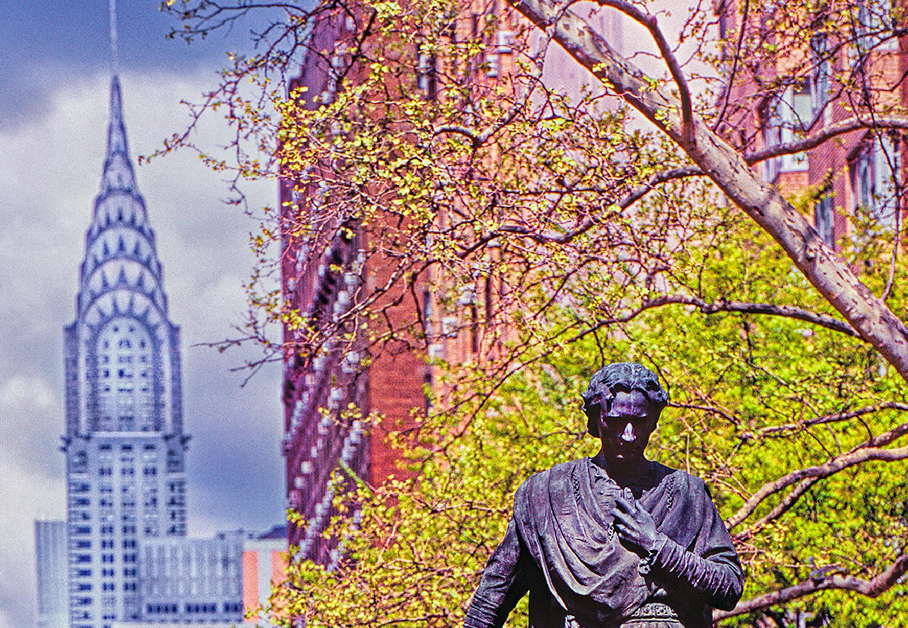 Ovunque si guardi, si vede il Chrysler Building: Parco Gramercy - Color Photograph Marrone di Mitchell Funk