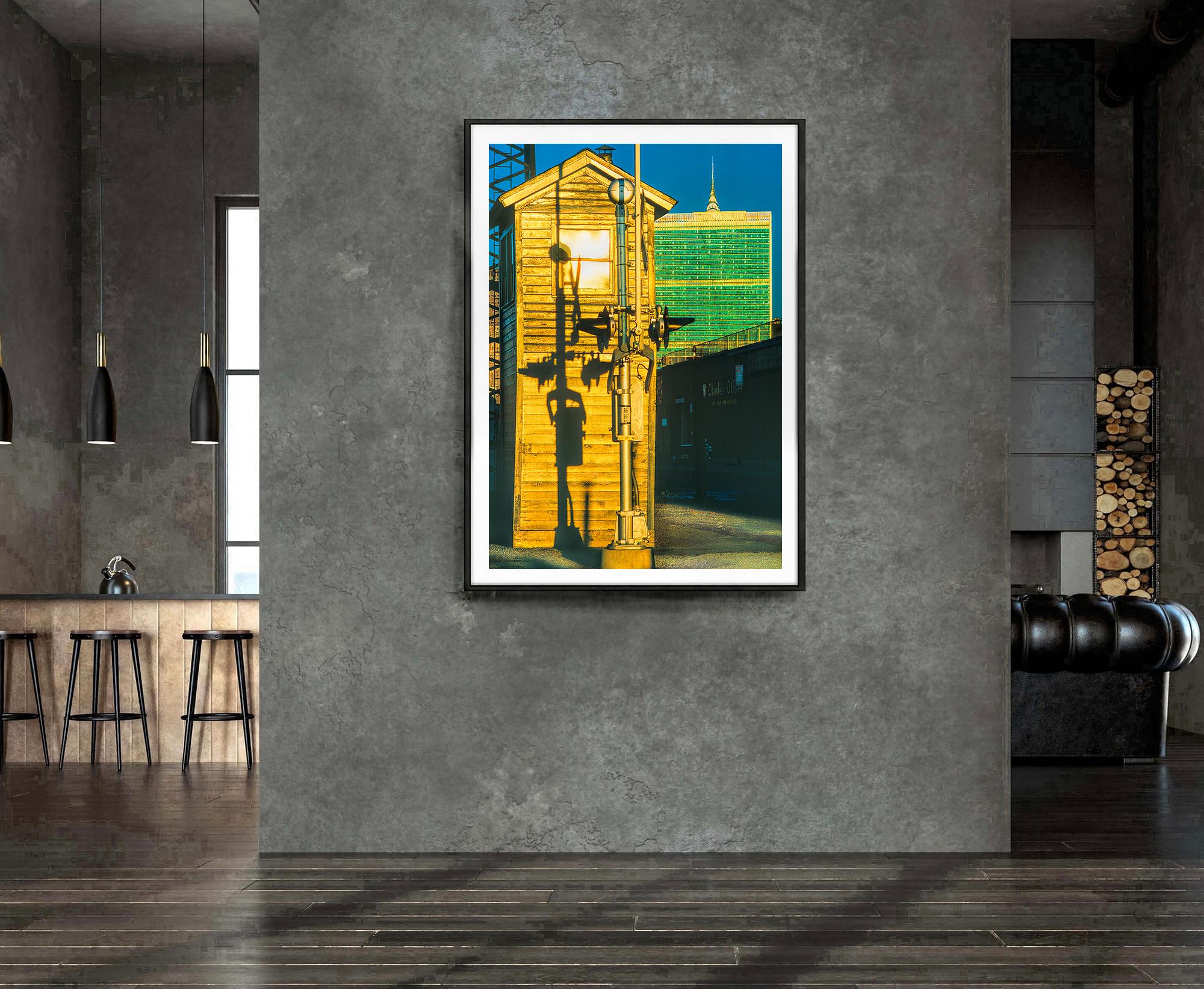 Wohin man auch schaut, man sieht das Chrysler Building,  Long Island City 3 (Surrealismus), Photograph, von Mitchell Funk