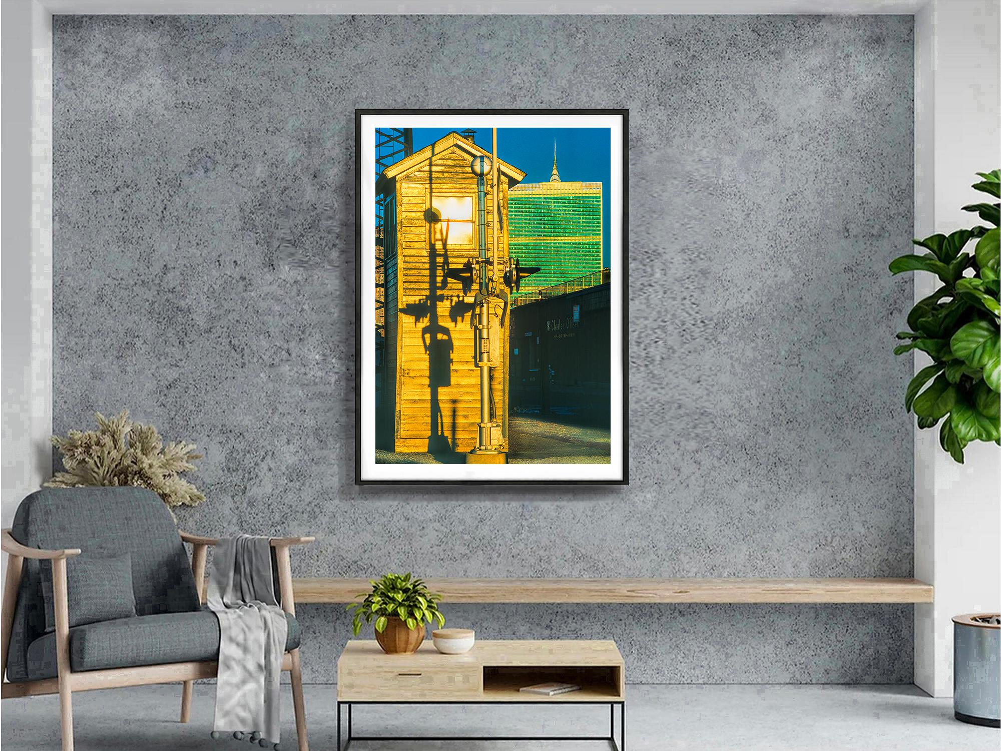 Wohin man auch schaut, man sieht das Chrysler Building,  Long Island City 3 (Schwarz), Landscape Photograph, von Mitchell Funk