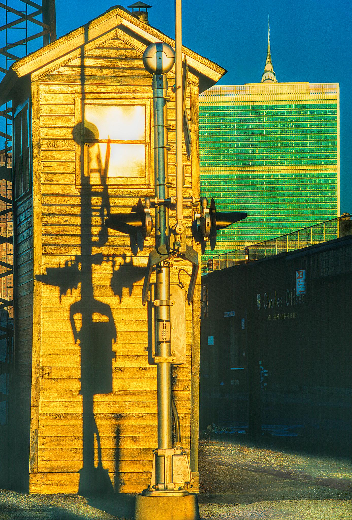 Mitchell Funk Landscape Photograph – Wohin man auch schaut, man sieht das Chrysler Building,  Long Island City 3