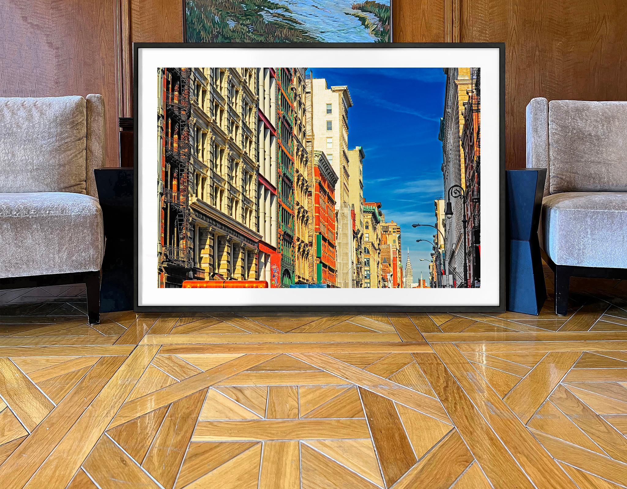La composición altamente estilizada de Funk exagera la perspectiva de un punto de la cuadrícula de las calles de Manhattan. Empuja la mirada del espectador hacia el horizonte, donde se centra en las líneas fluidas de la aguja del Edificio Chrysler. 