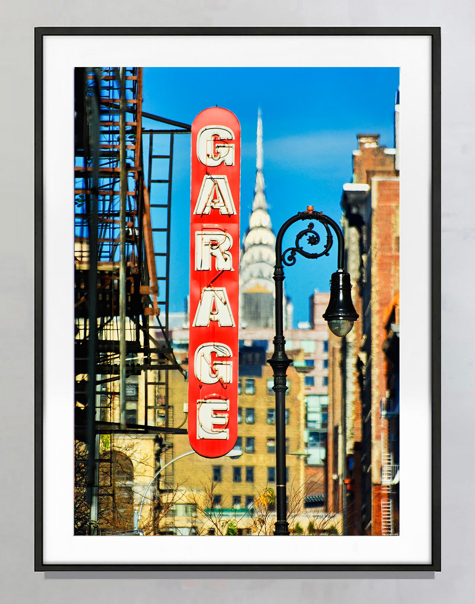 Ovunque si guardi, si vede il Chrysler Building: Lower East Side - Photograph di Mitchell Funk