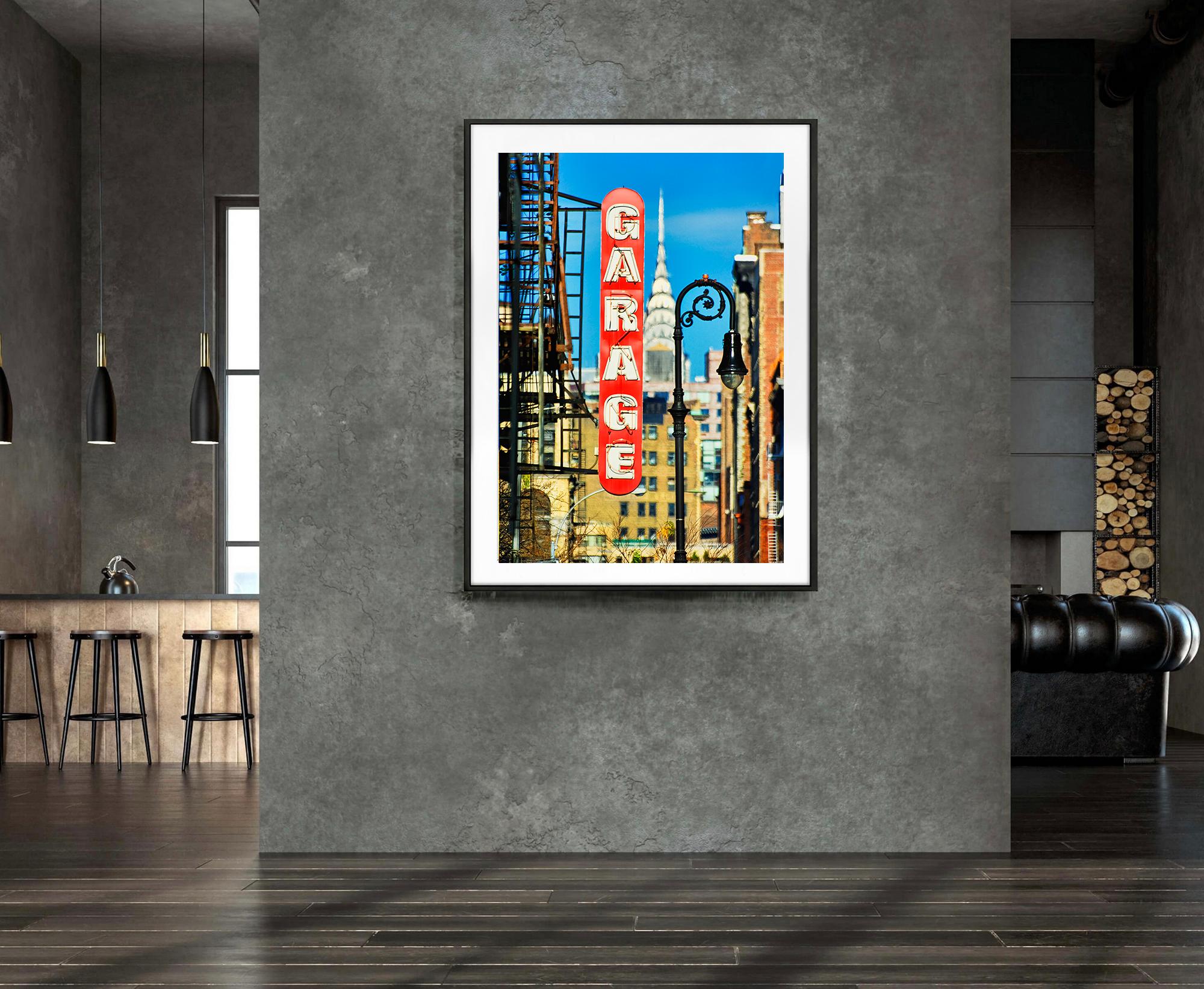 Ovunque si guardi, si vede il Chrysler Building: Lower East Side - Photograph American Modern di Mitchell Funk