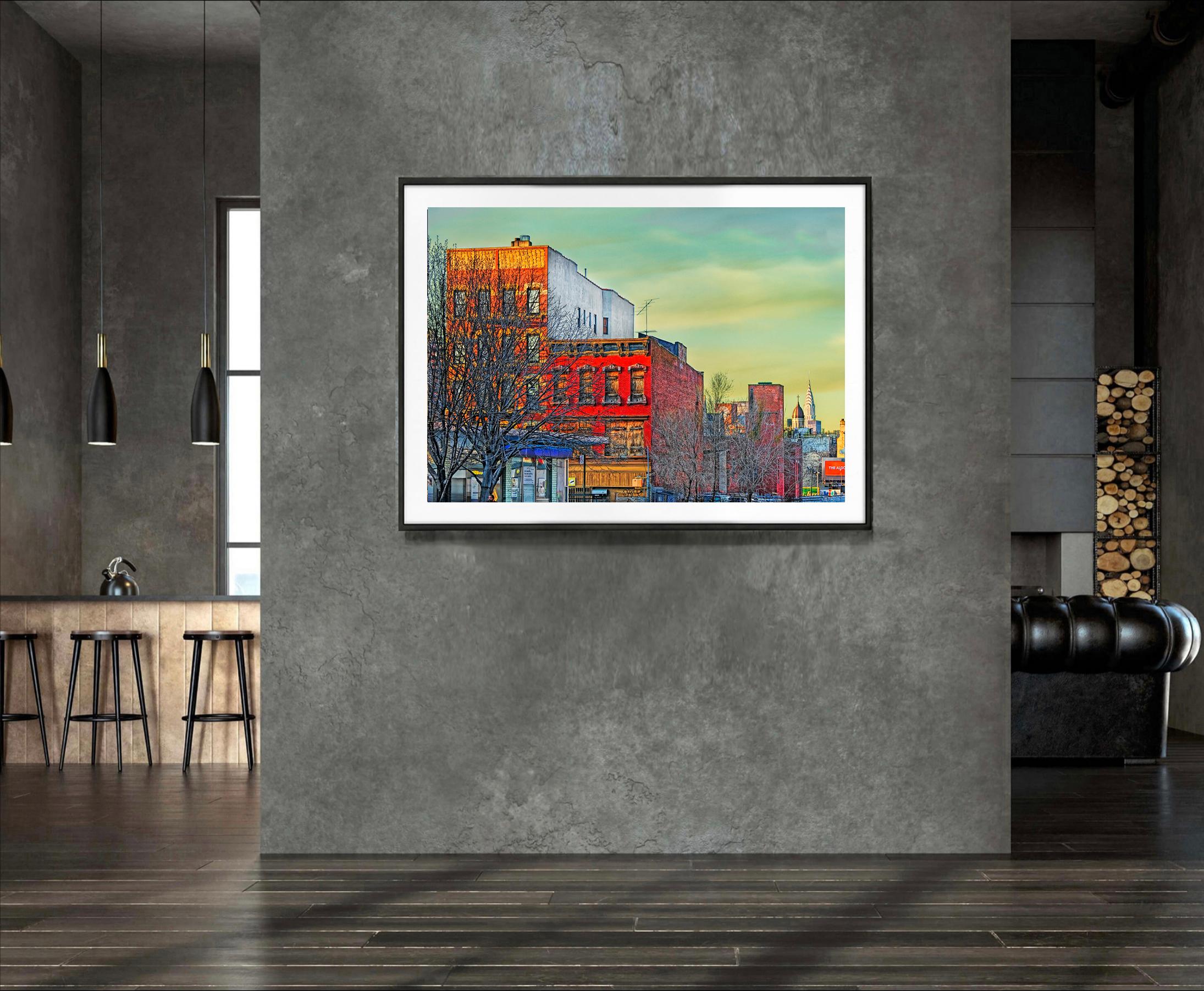 Où que l'on regarde, on voit le Chrysler Building : Lower East Side - Impressionnisme américain Photograph par Mitchell Funk