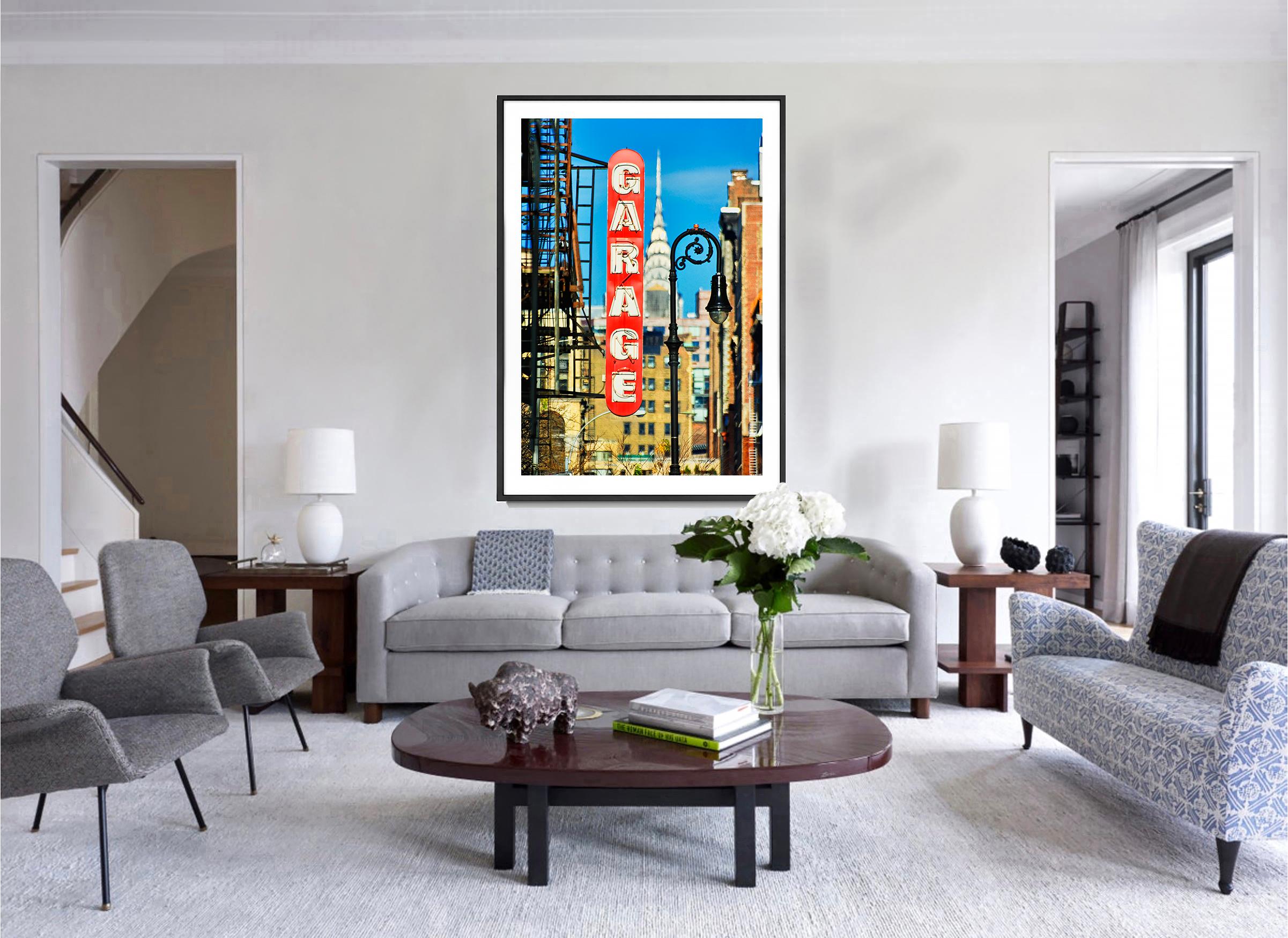 Ovunque si guardi, si vede il Chrysler Building: Lower East Side - Color Photograph Blu di Mitchell Funk