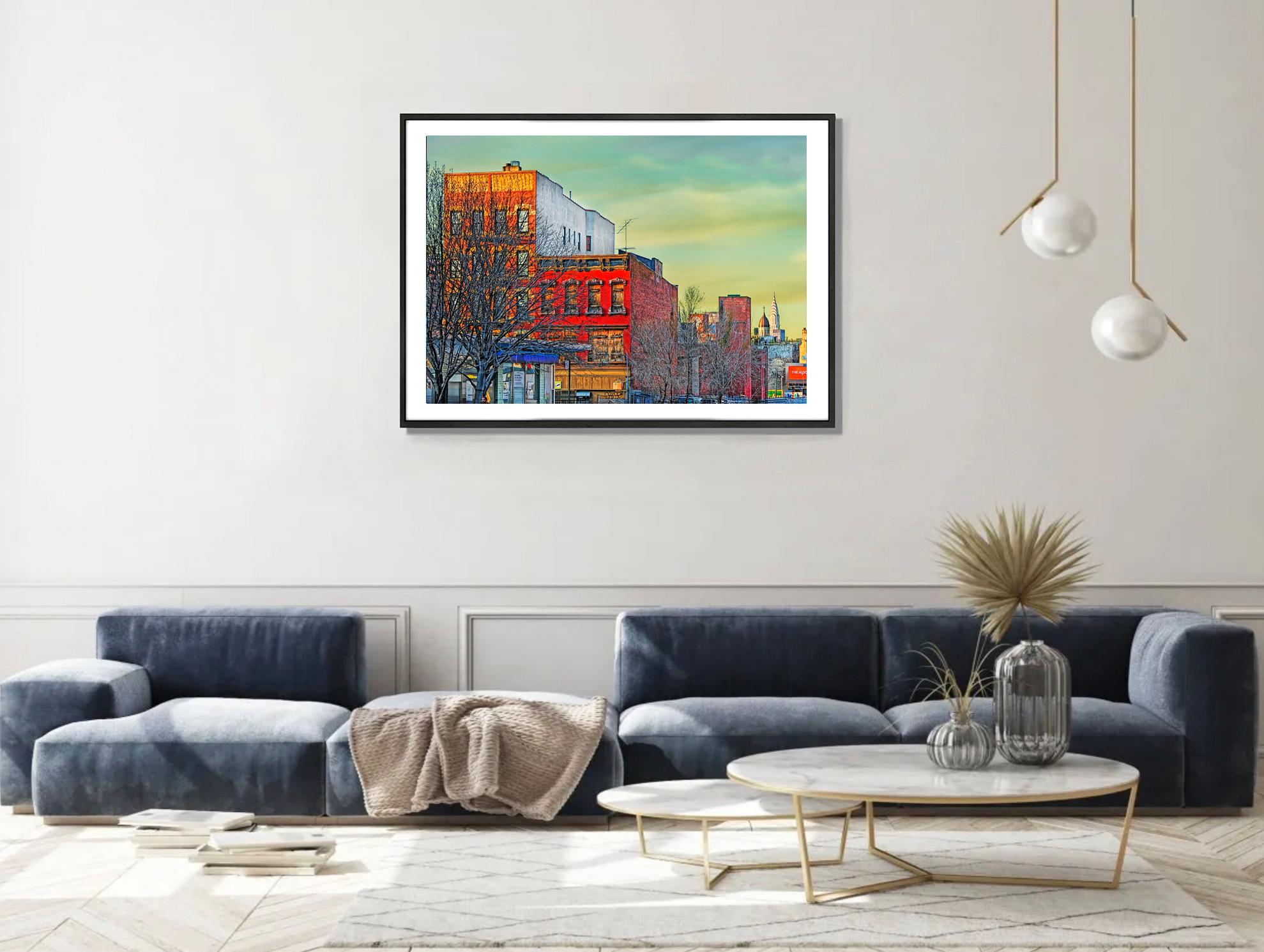 Où que l'on regarde, on voit le Chrysler Building : Lower East Side - Gris Color Photograph par Mitchell Funk