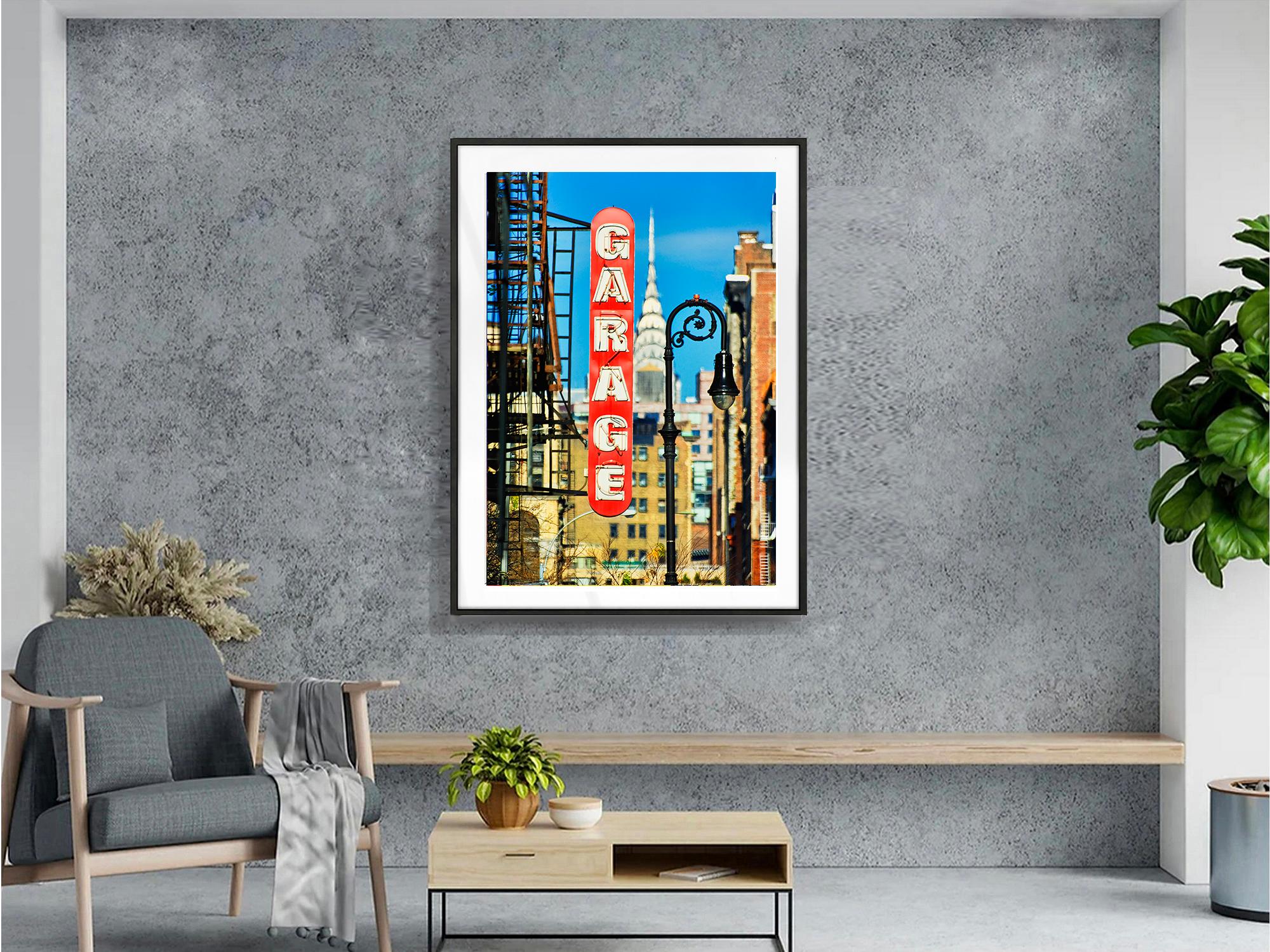 Ovunque si guardi, si vede il Chrysler Building, soprattutto dal Lower East Side. Fotografia di strada Mitchell Funk isola un cartello di parcheggio rosso dell'anteguerra da una scena di strada trafficata con un obiettivo lungo. Emerge dallo sfondo
