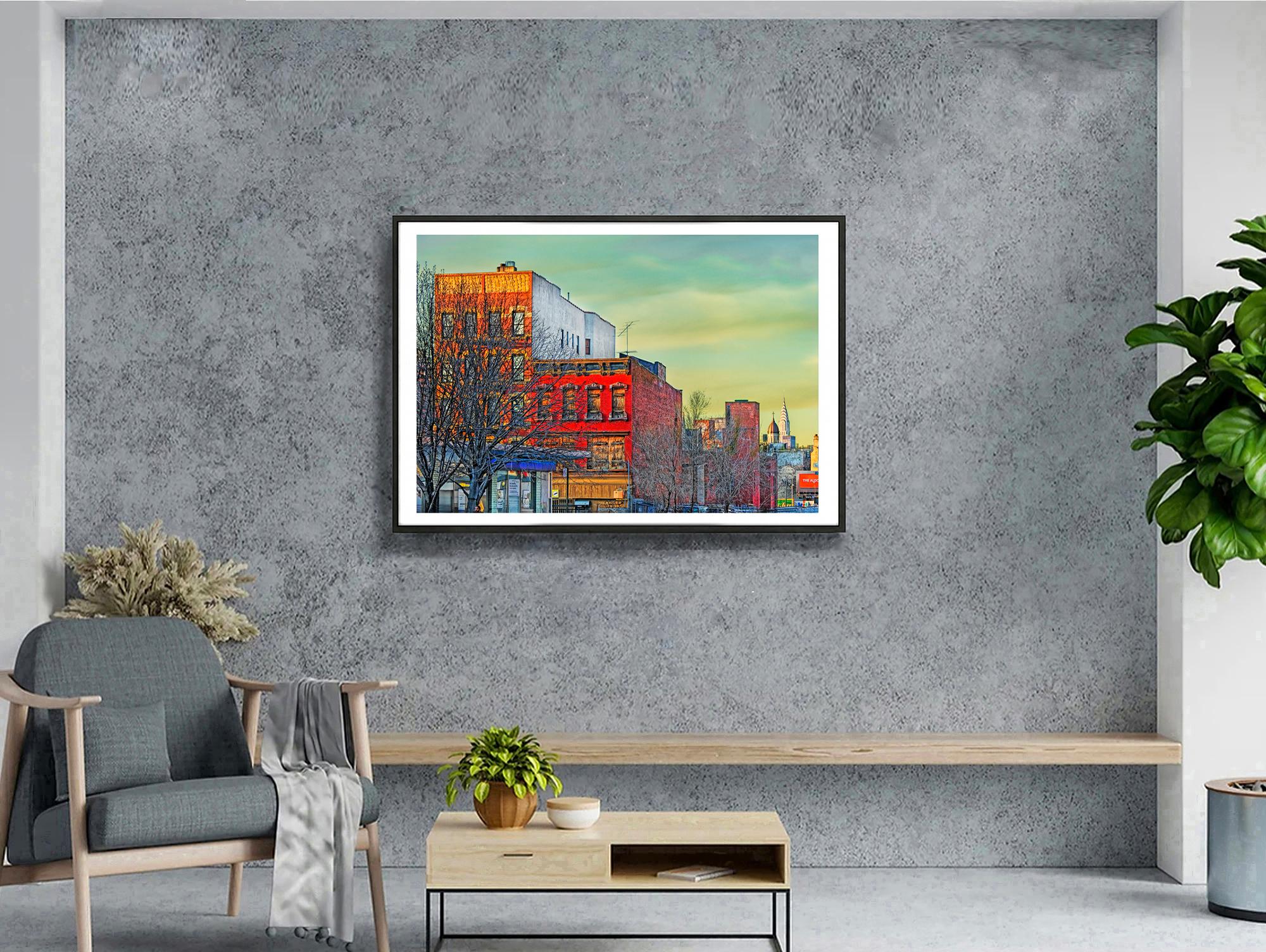 Où que l'on regarde, on voit le Chrysler Building : Lower East Side.
Au-delà d'une façade en briques vermillon datant du XIXe siècle et se dressant fièrement dans le ciel brumeux de New York, on aperçoit la couronne étincelante en acier inoxydable