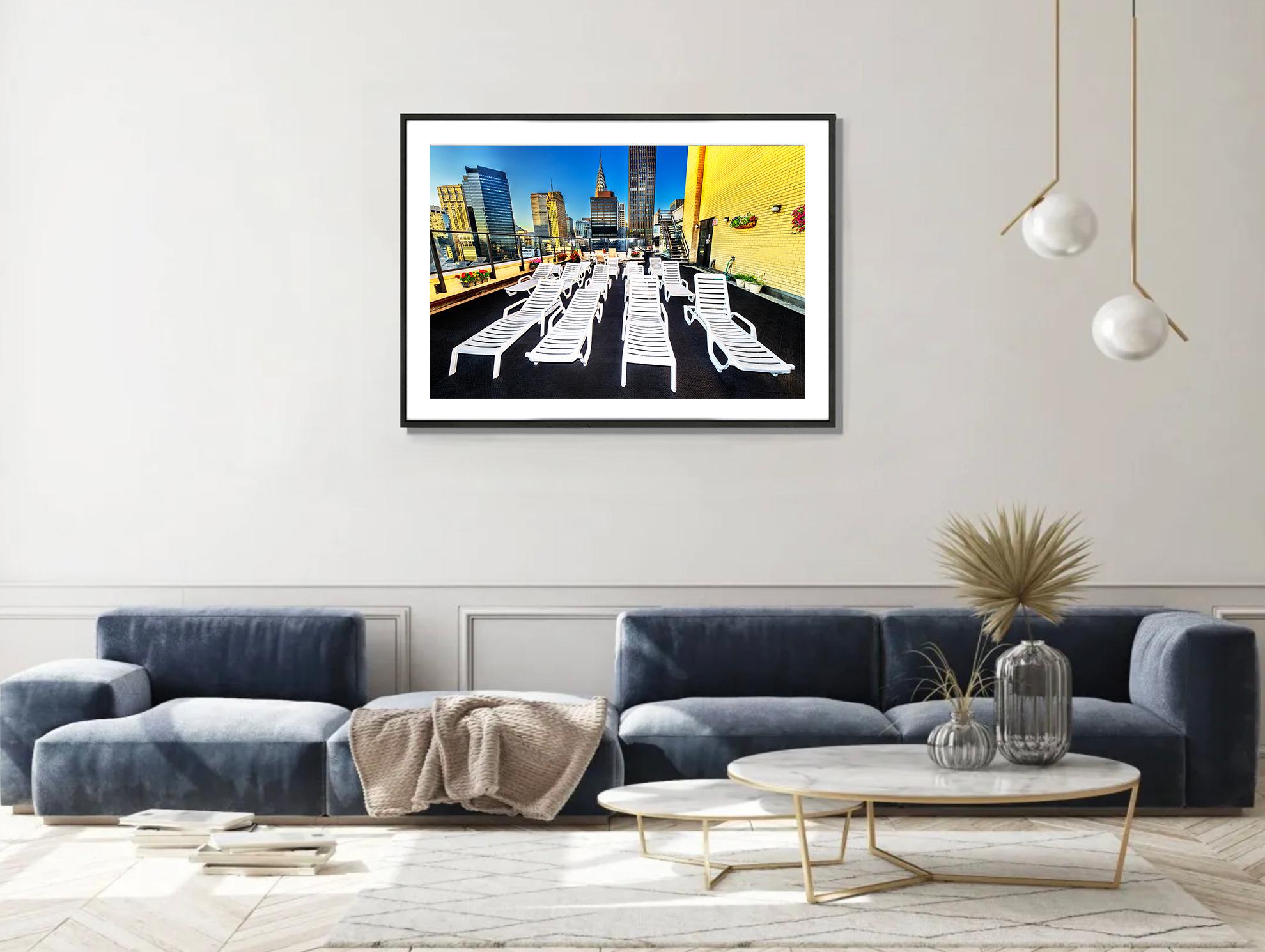 Ovunque si guardi si vede il Chrysler Building: Terza Avenue e 38a Strada - Color Photograph Nero di Mitchell Funk