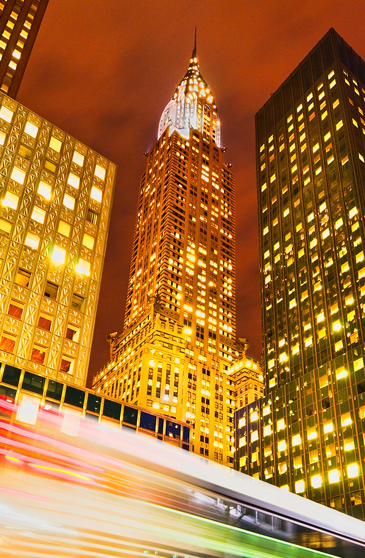 Ovunque si guardi, si vede il Chrysler Building: Terza Strada - Abstract Photograph Marrone di Mitchell Funk
